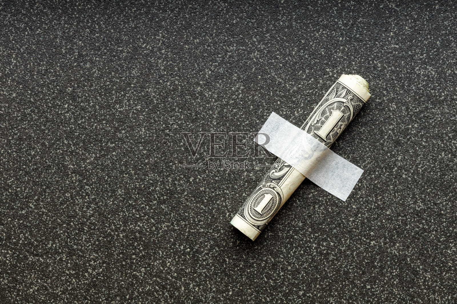 美元被卷起来固定在瓷器上照片摄影图片