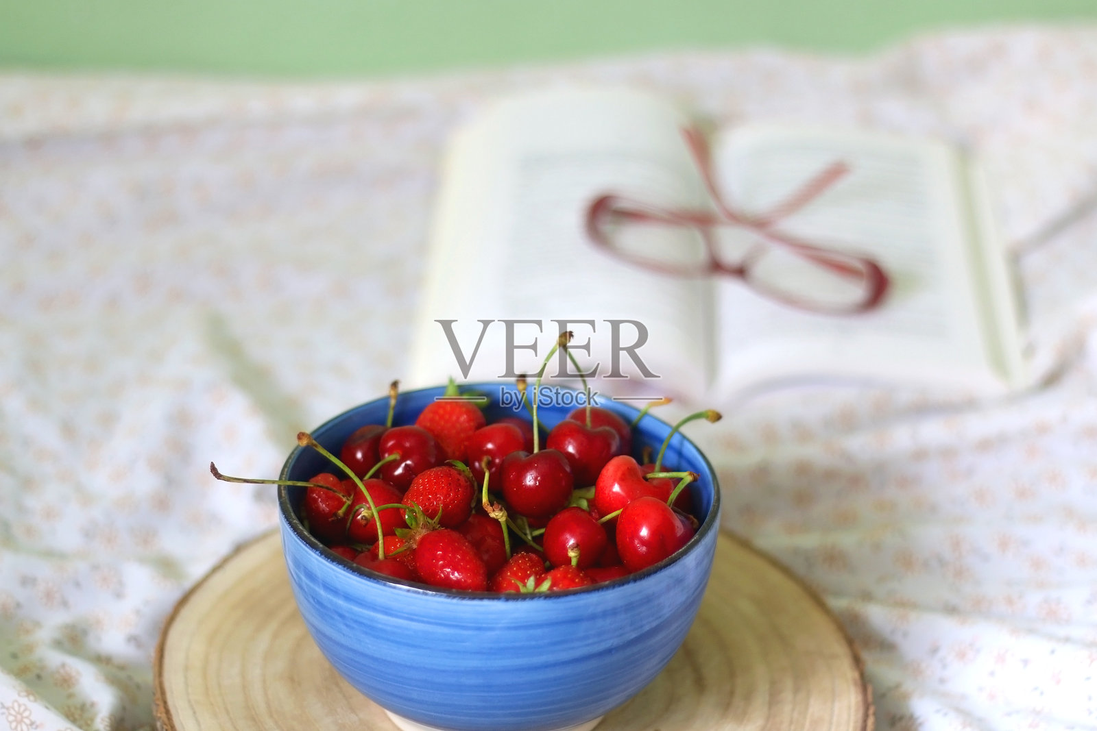 水果，书和眼镜照片摄影图片