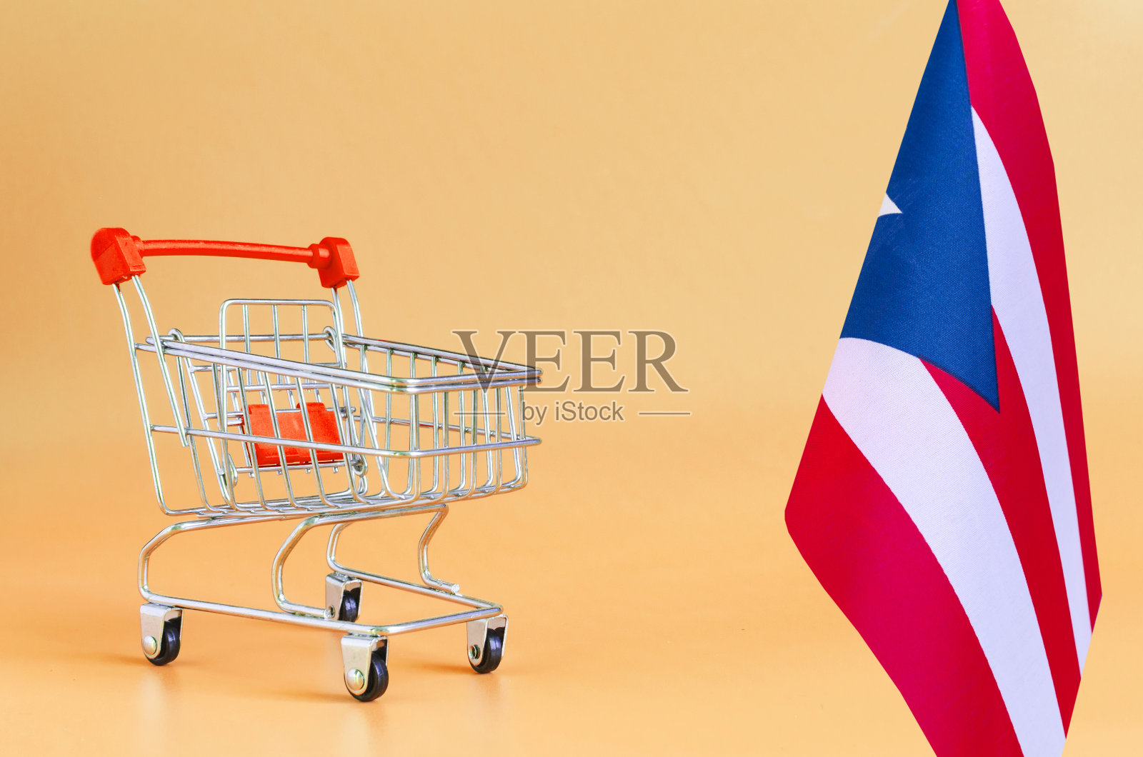 空金属购物篮和波多黎各国旗彩色背景消费篮概念照片摄影图片