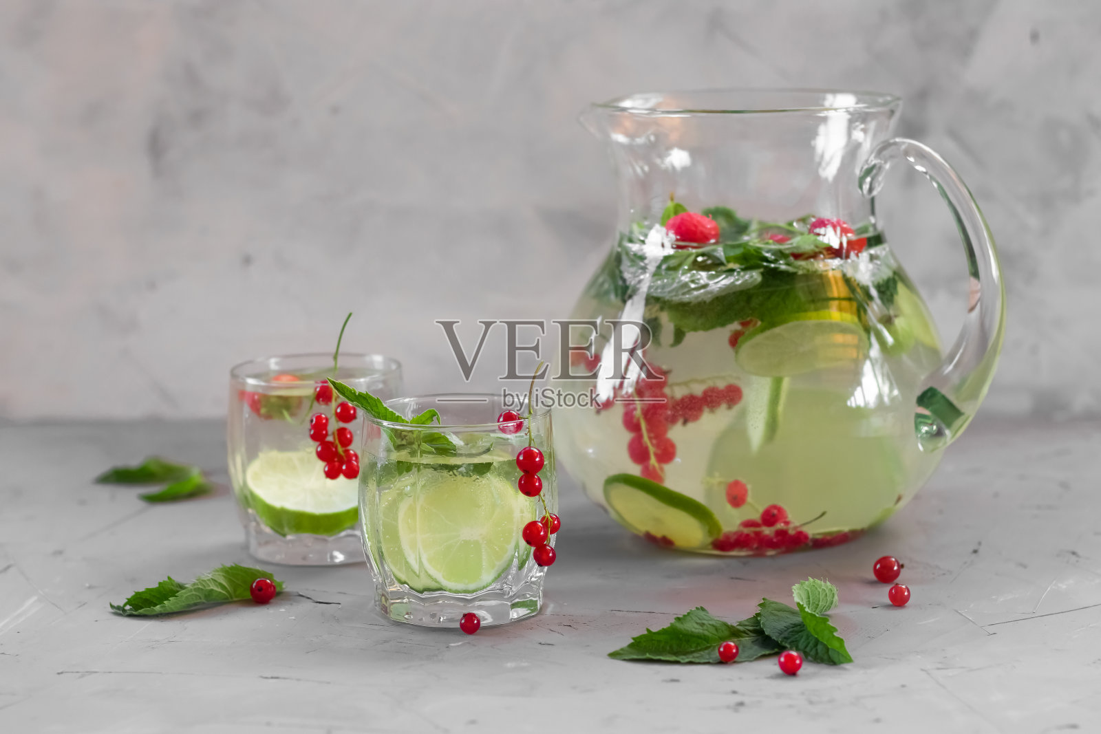 自制柠檬水，薄荷和浆果。照片摄影图片