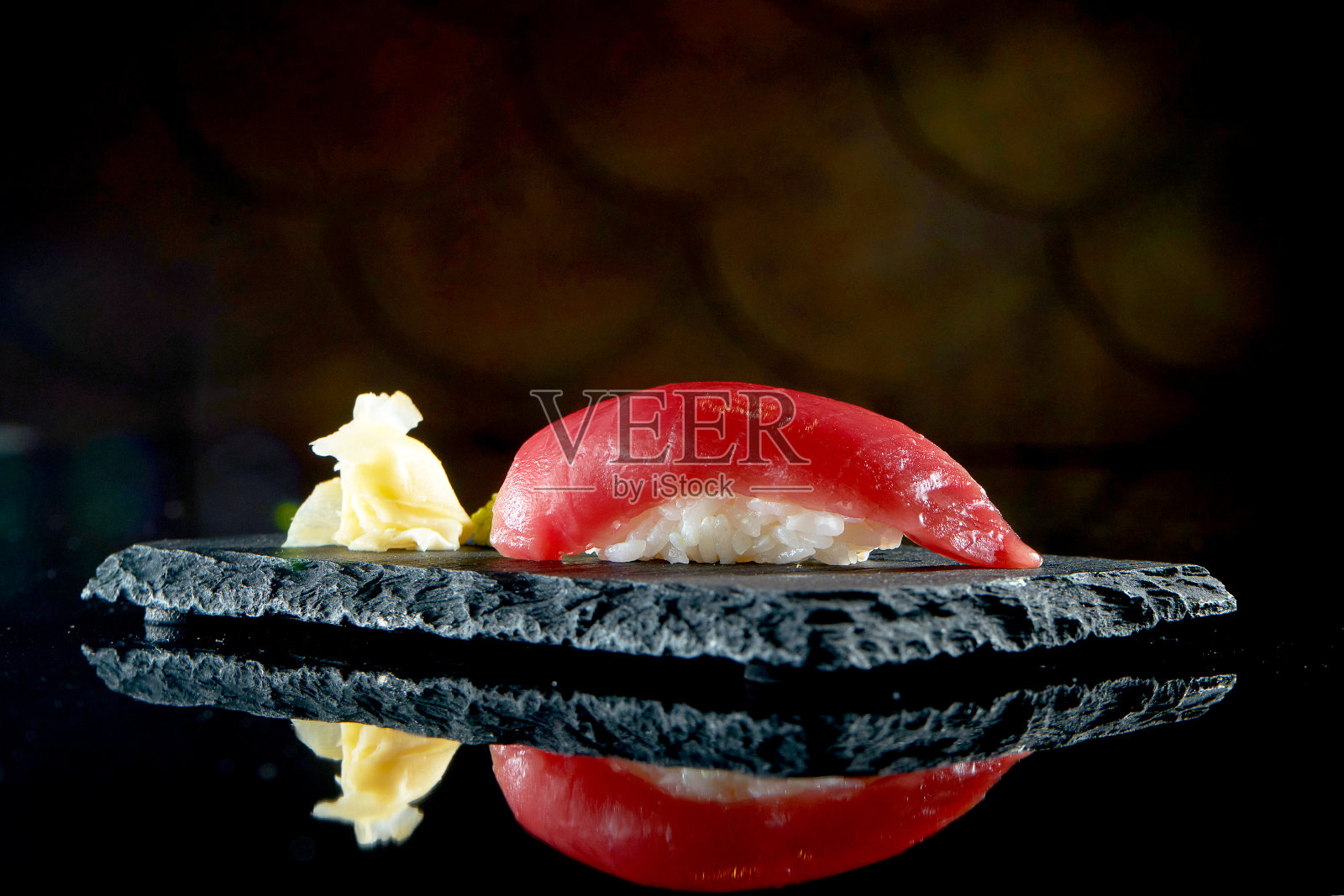 金枪鱼手握寿司配生姜和芥末。日本厨房。食品交付。孤立在黑色照片摄影图片