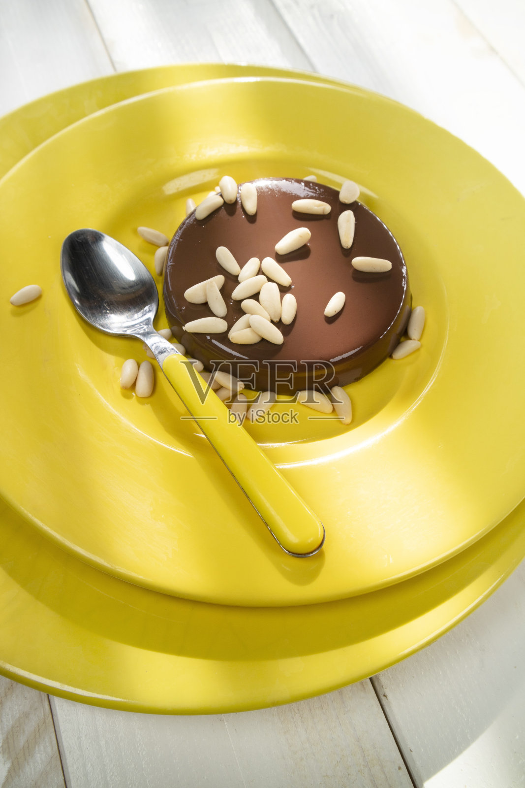 素食烹饪可可布丁，豆奶和松子照片摄影图片