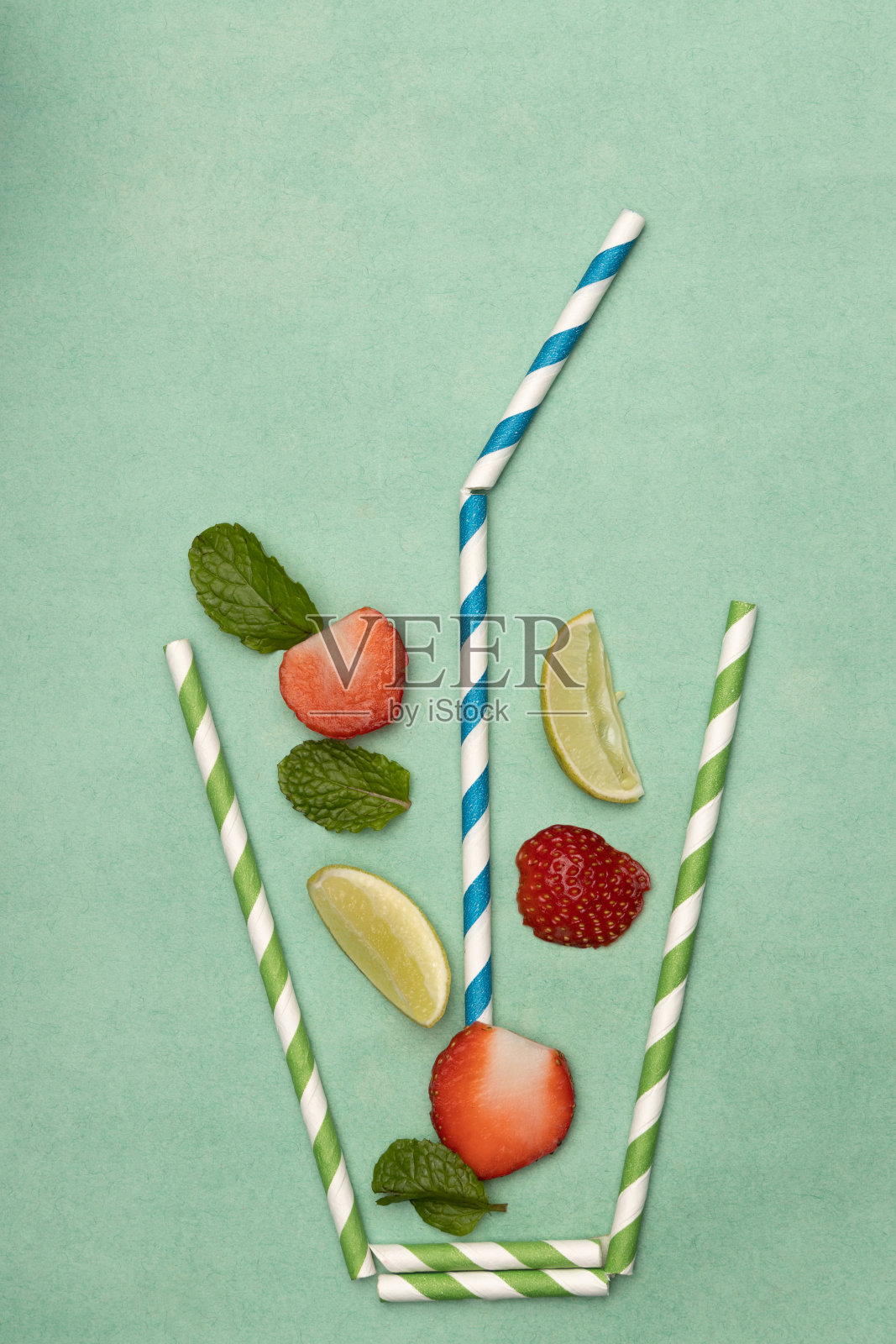 夏天感觉的概念。一杯加草莓、薄荷和柠檬的吸管照片摄影图片