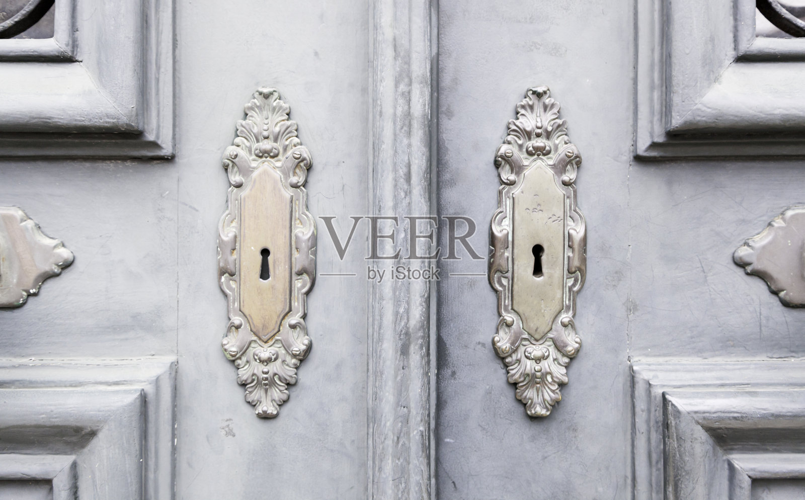 带有金属门环的木门照片摄影图片