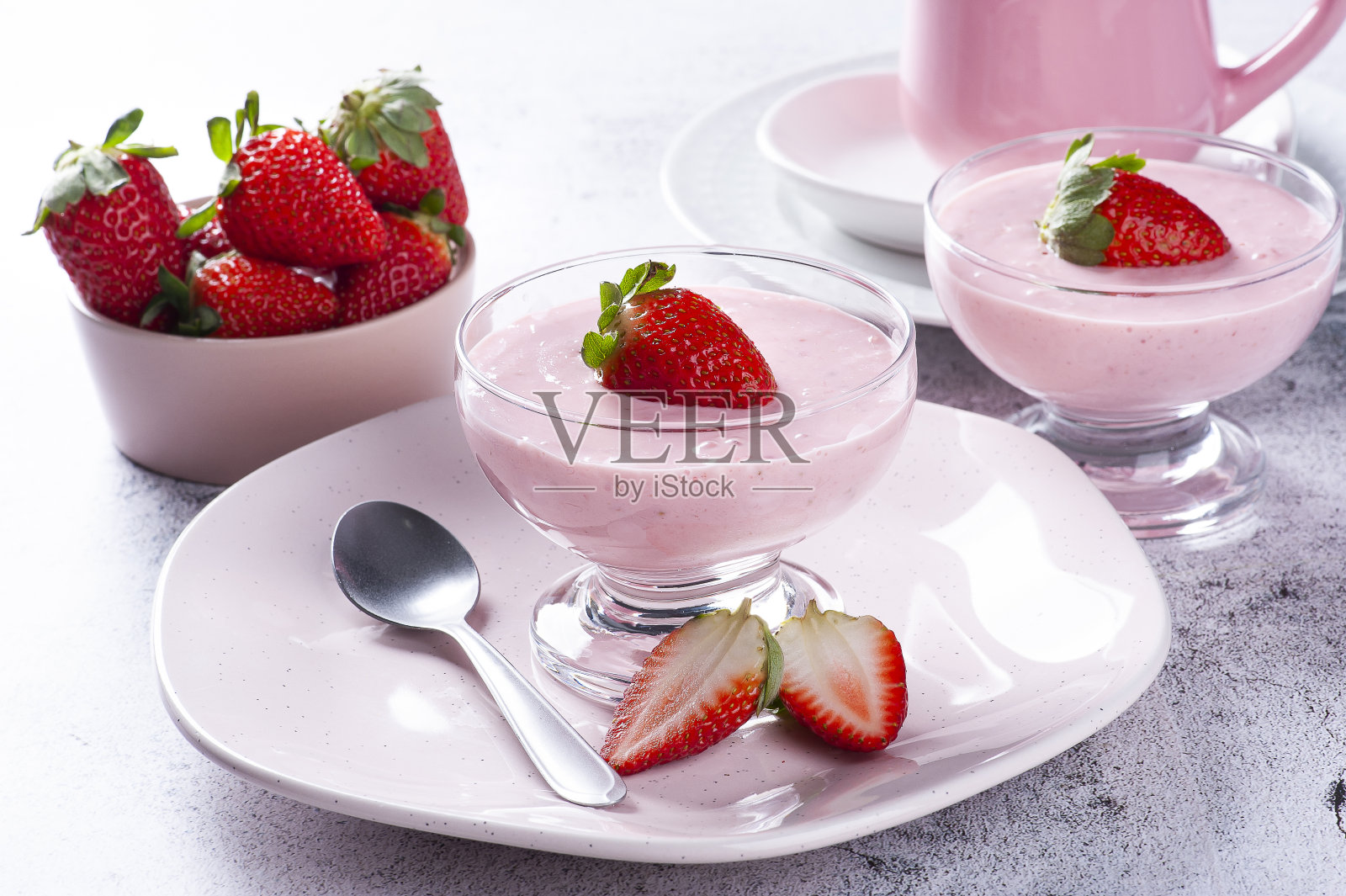 美味的草莓慕斯在玻璃碗与新鲜的草莓。照片摄影图片