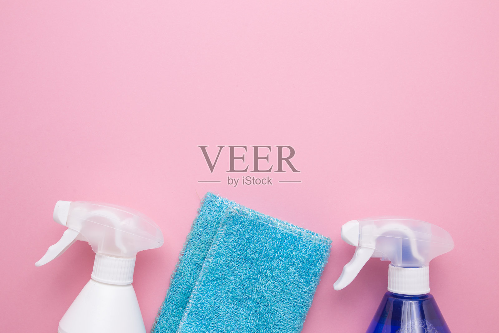 喷雾清洁与嘴唇上的粉红色背景特写照片摄影图片