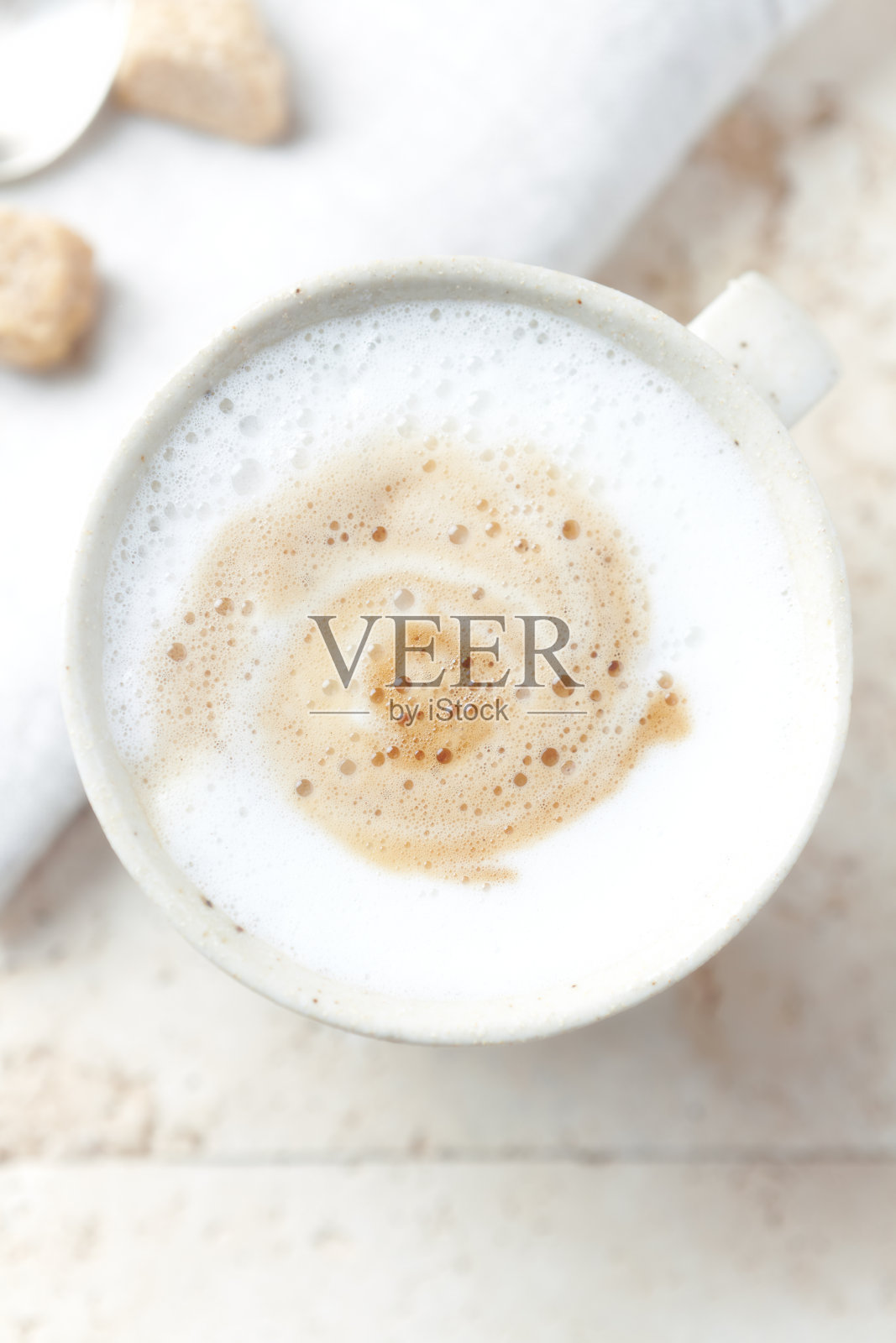 咖啡和牛奶在明亮的石头背景。前视图。关闭了。照片摄影图片