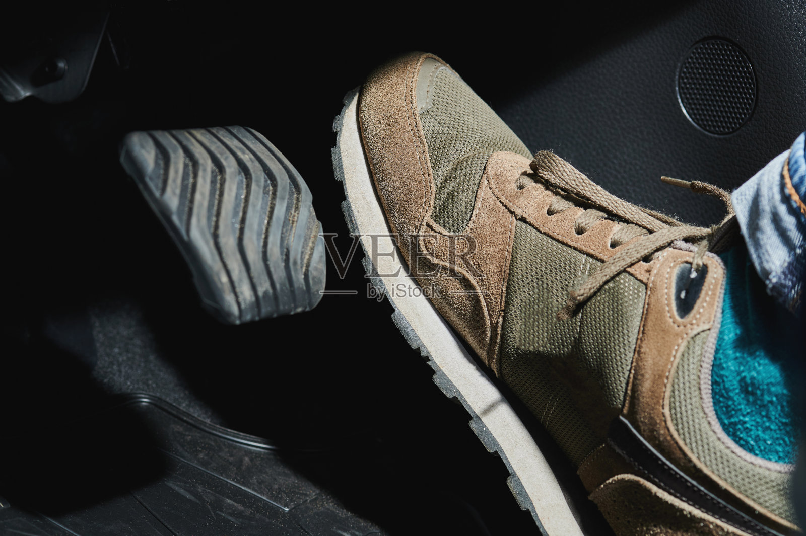 司机用脚踩汽车踏板照片摄影图片