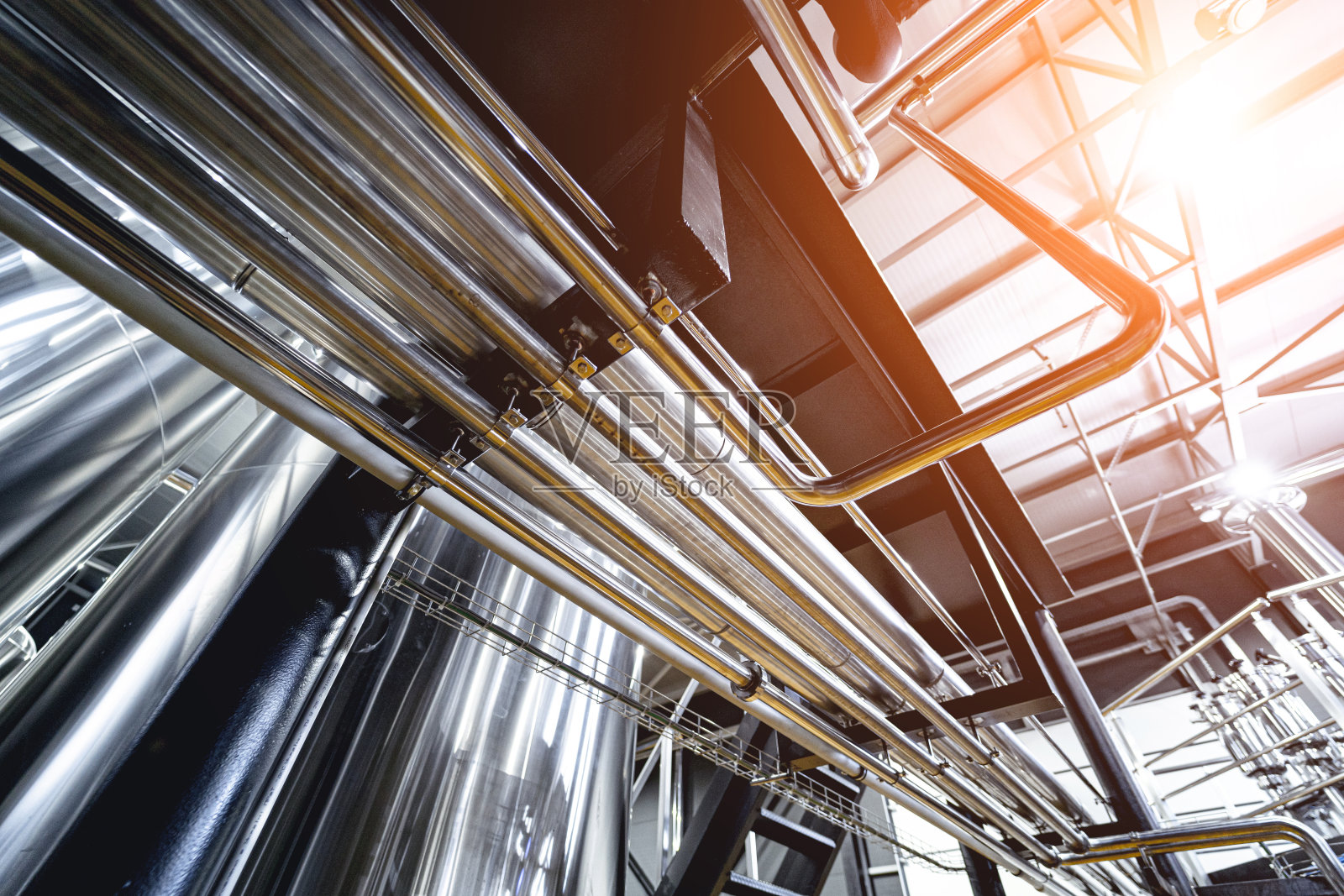 管道和配件在一个工艺现代啤酒厂照片摄影图片