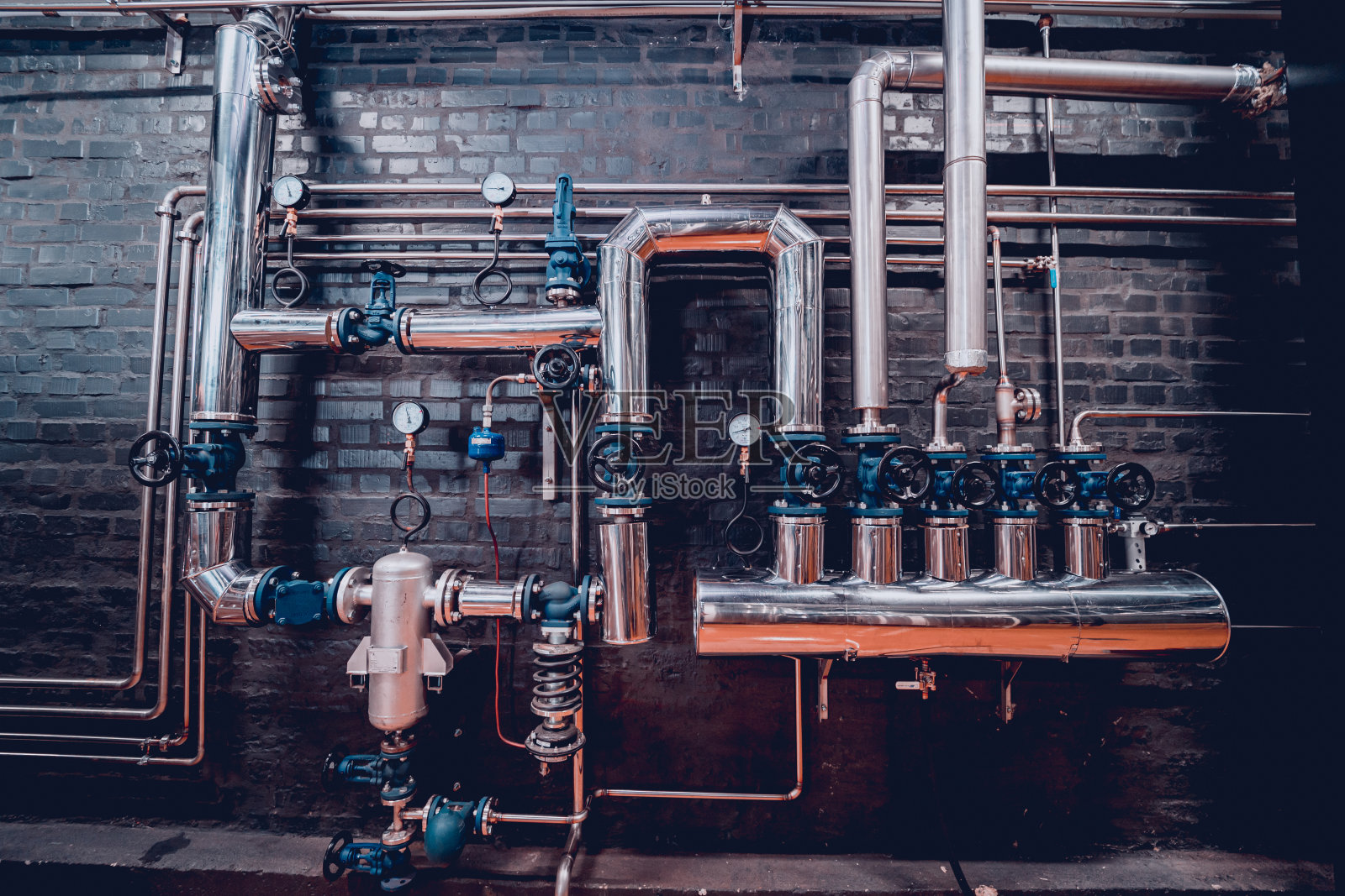 现代工艺酿酒厂墙上的阀门和管道照片摄影图片
