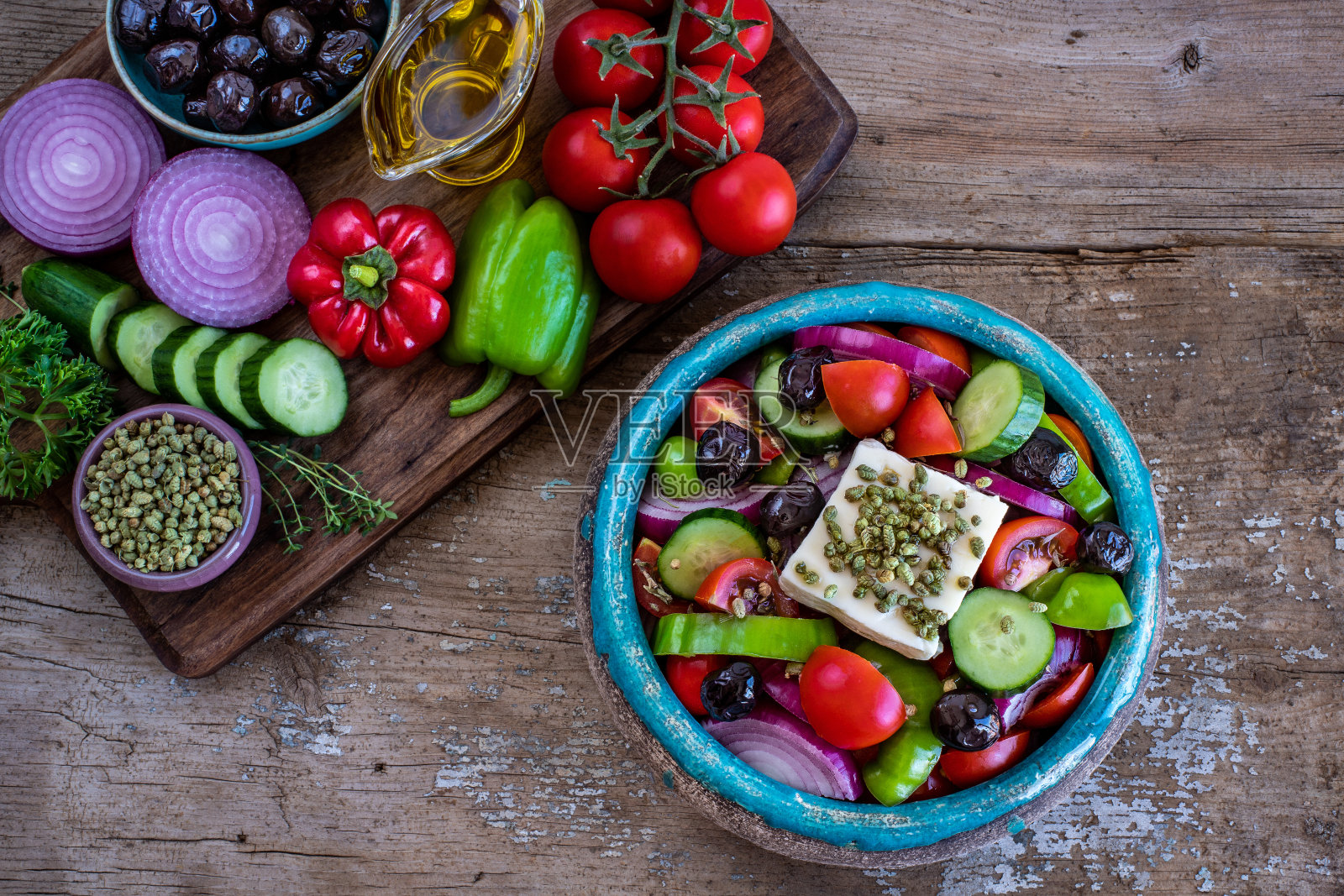 桌上有奶酪沙拉。希腊沙拉的概念。Coban资金ı照片摄影图片