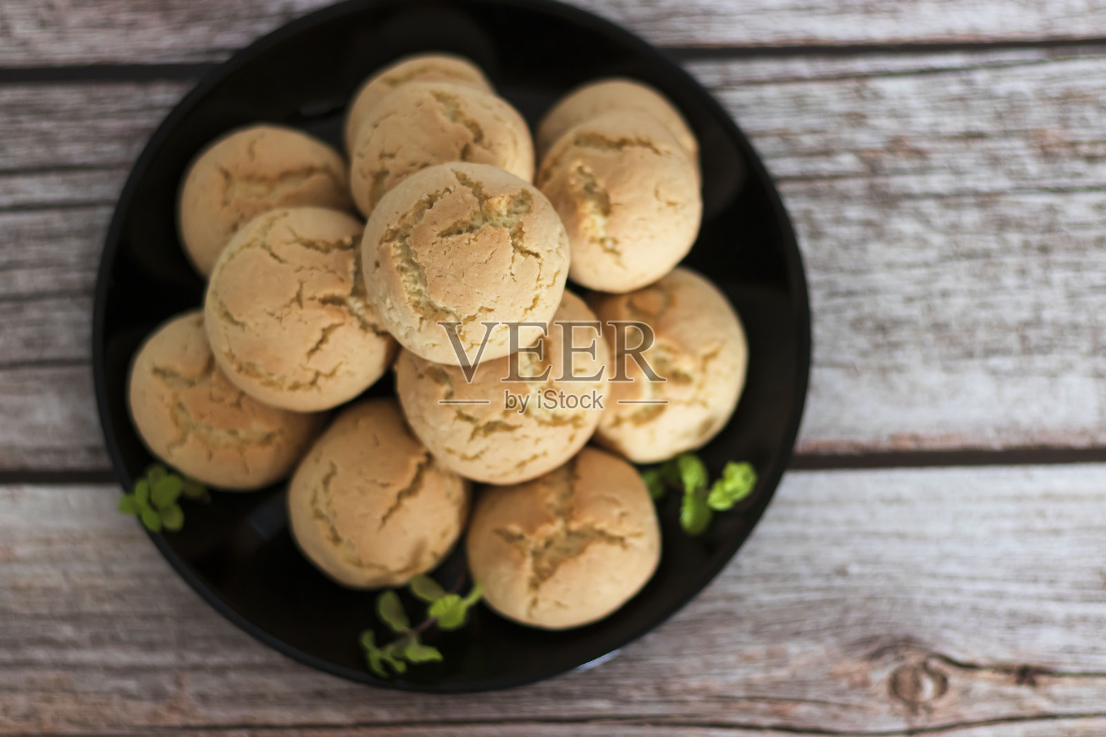 桌子上有一碗美味的饼干。照片摄影图片