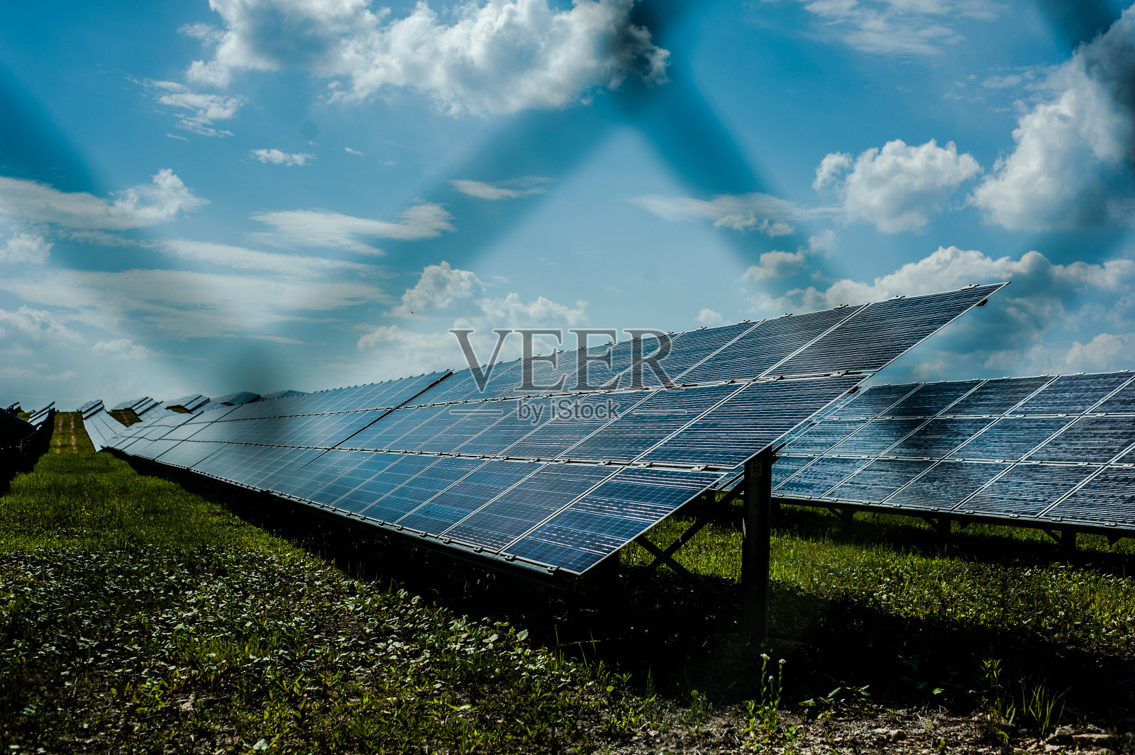 光伏电站，又称太阳能园区、太阳能农场或太阳能发电厂，是一种大型光伏系统(PV system)，专为供应商用电力而设计的电力照片摄影图片