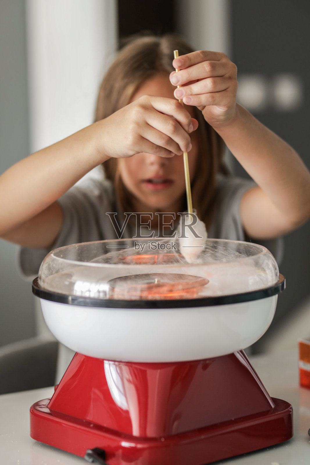女孩在厨房里玩得开心照片摄影图片