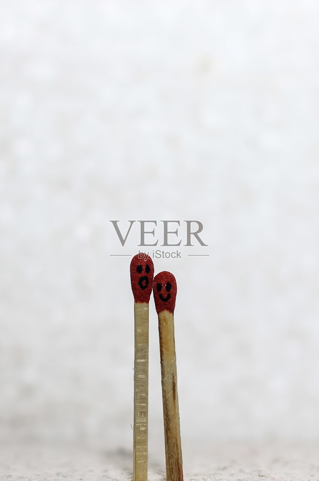 两根浪漫的、燃烧着的火柴。爱情和浪漫的概念。火柴艺术摄影用火柴棒创造了这个人物。照片摄影图片