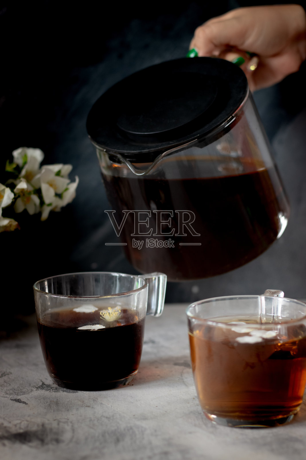 桌子上有一个茶壶和两杯红茶照片摄影图片