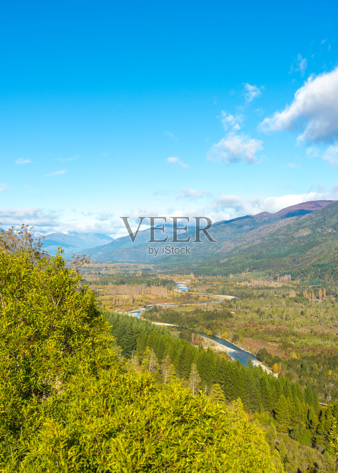 河流的全景里约热内卢azul, el bolson，阿根廷巴塔哥尼亚。巴塔哥尼亚的风景。照片摄影图片