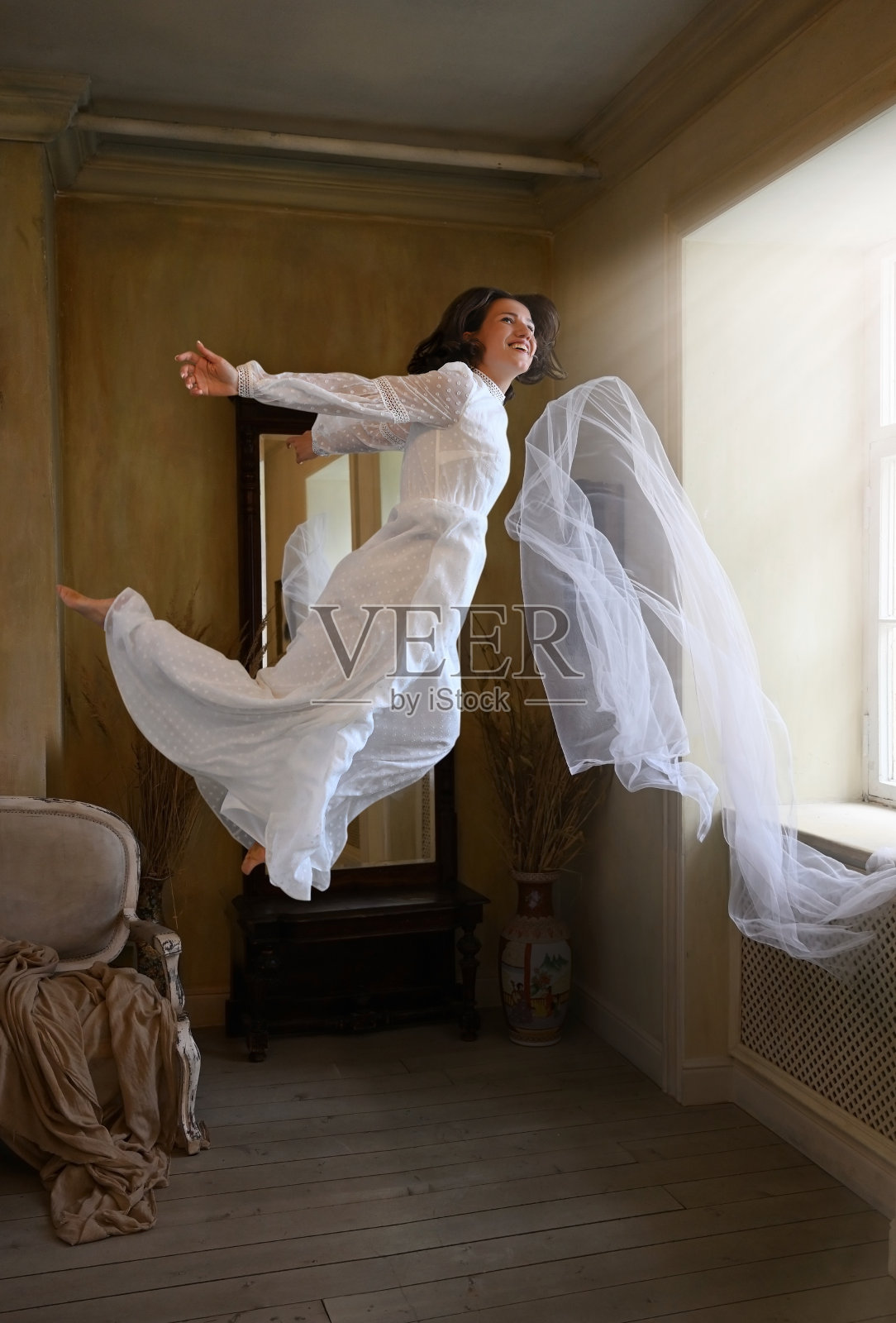 梦中有个年轻女子在房间里飞来飞去照片摄影图片