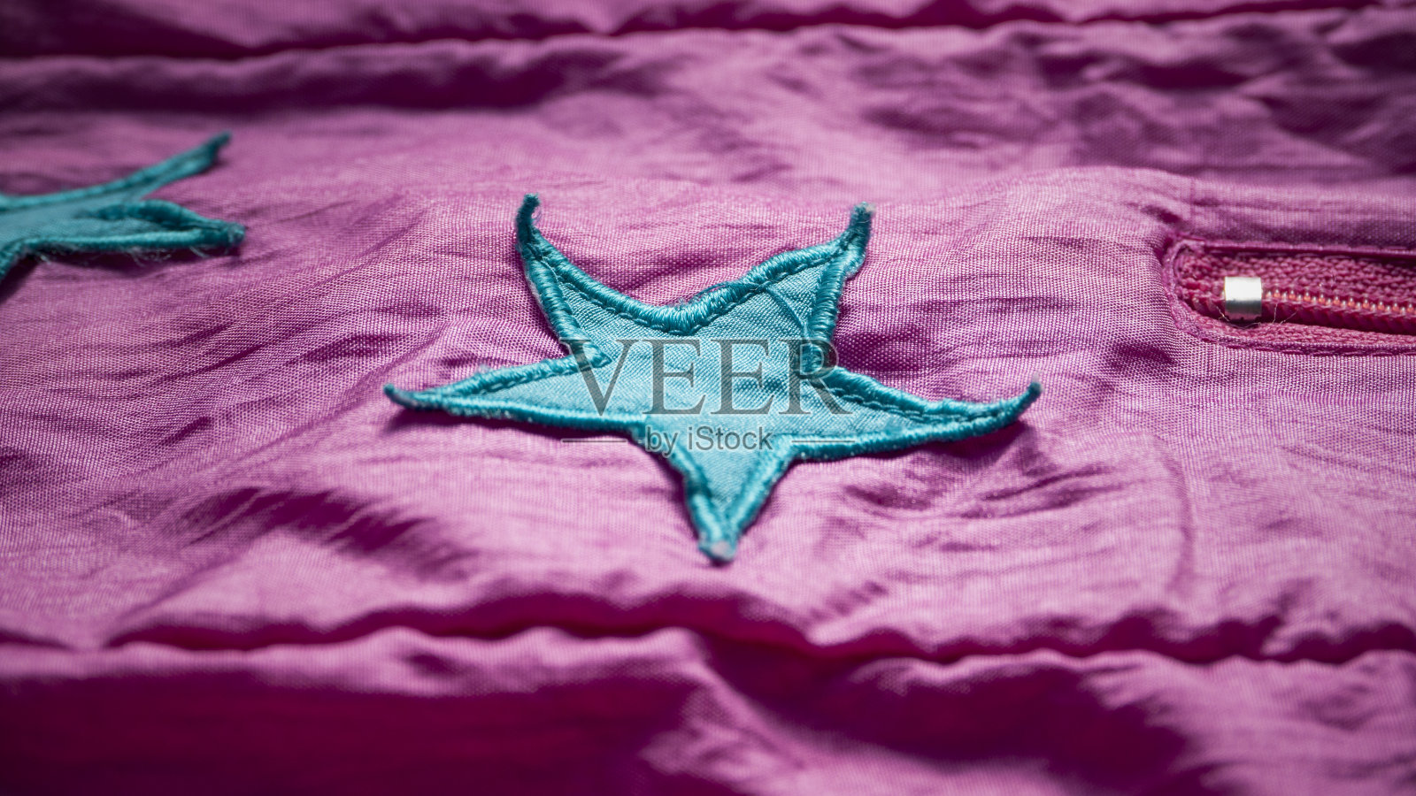 蓝色的星星缝制成粉红色的布料照片摄影图片