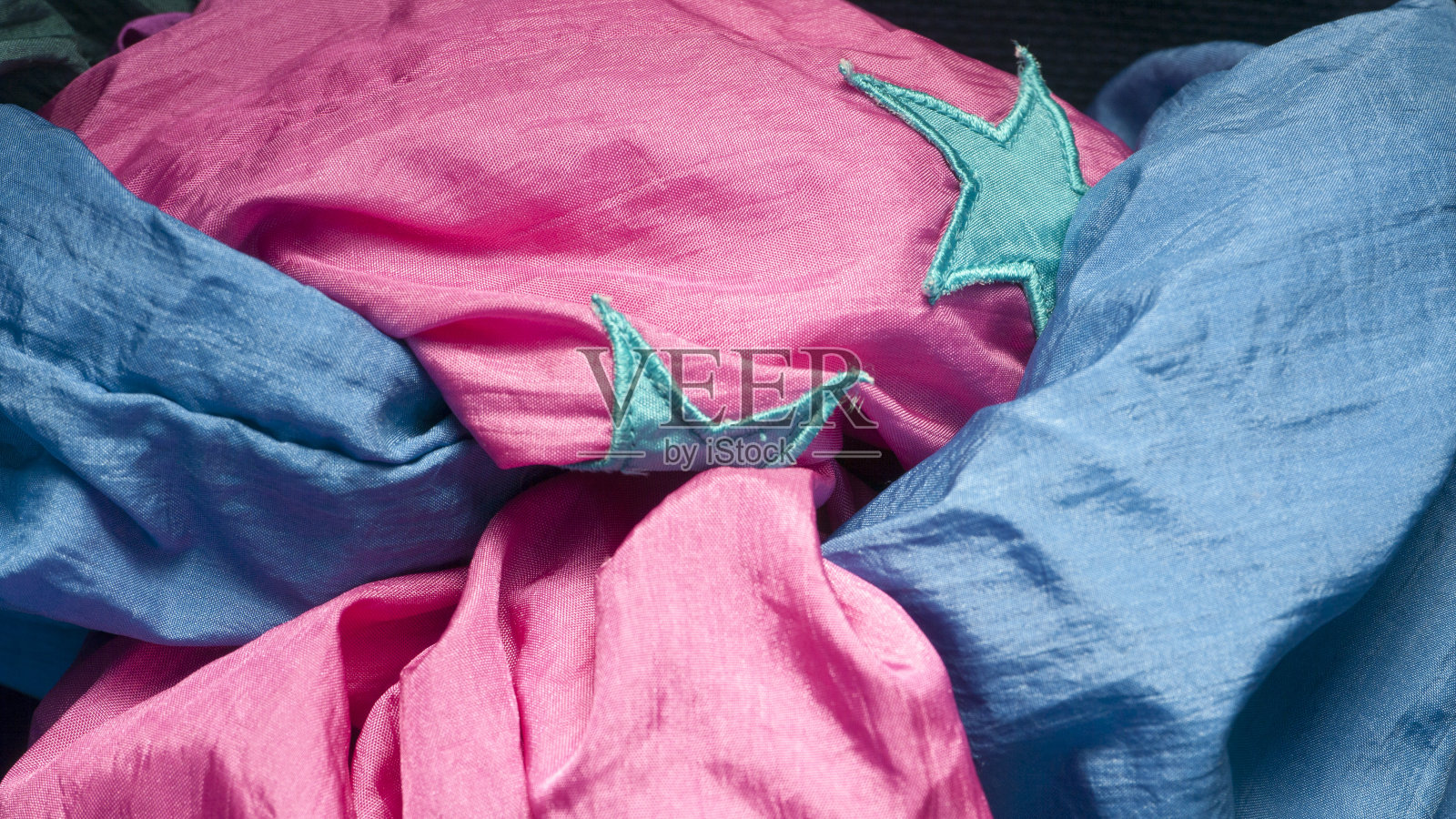 蓝色的星星缝制成粉红色的布料照片摄影图片