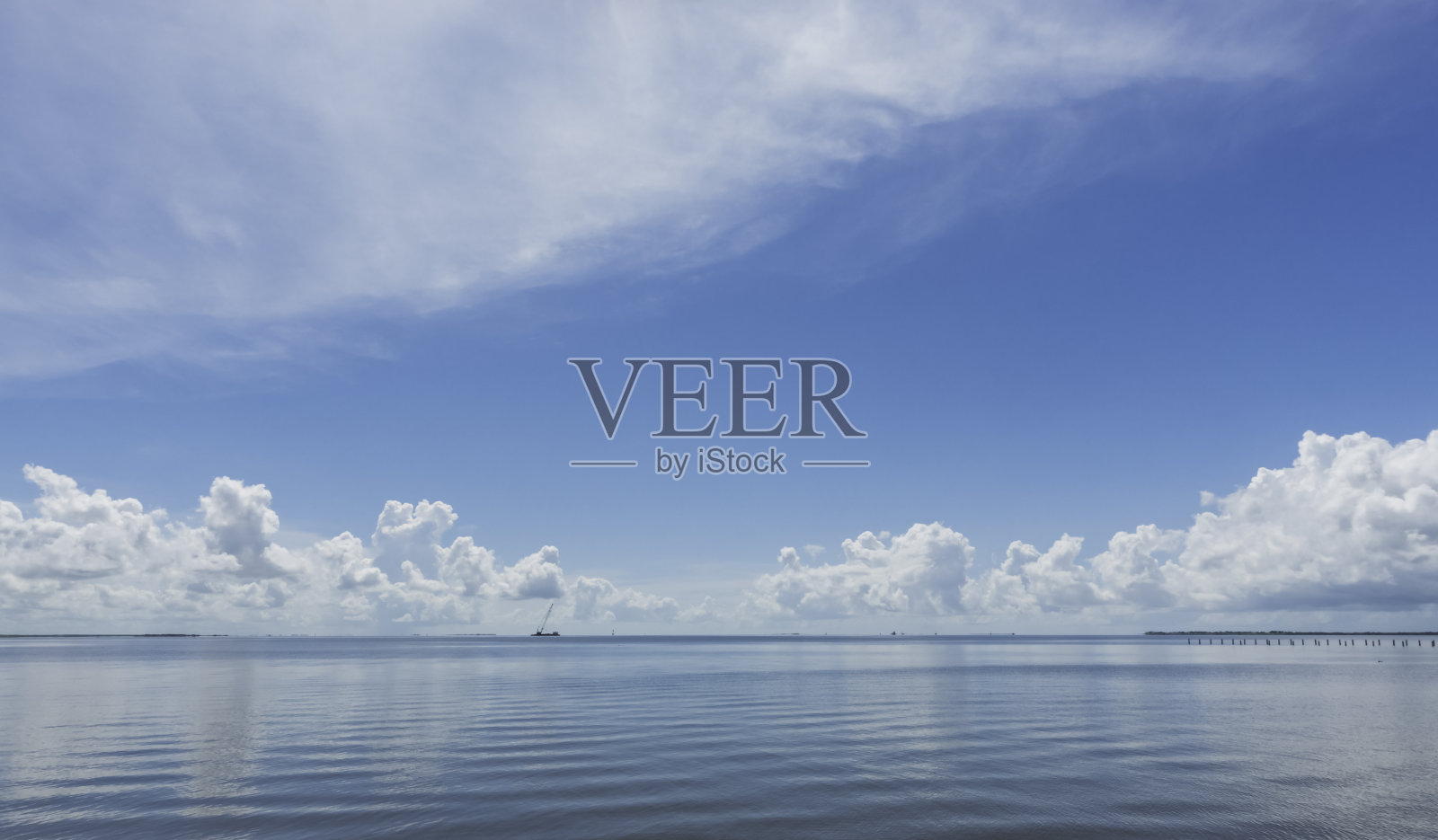 在美好的日子里去美丽的海湾照片摄影图片