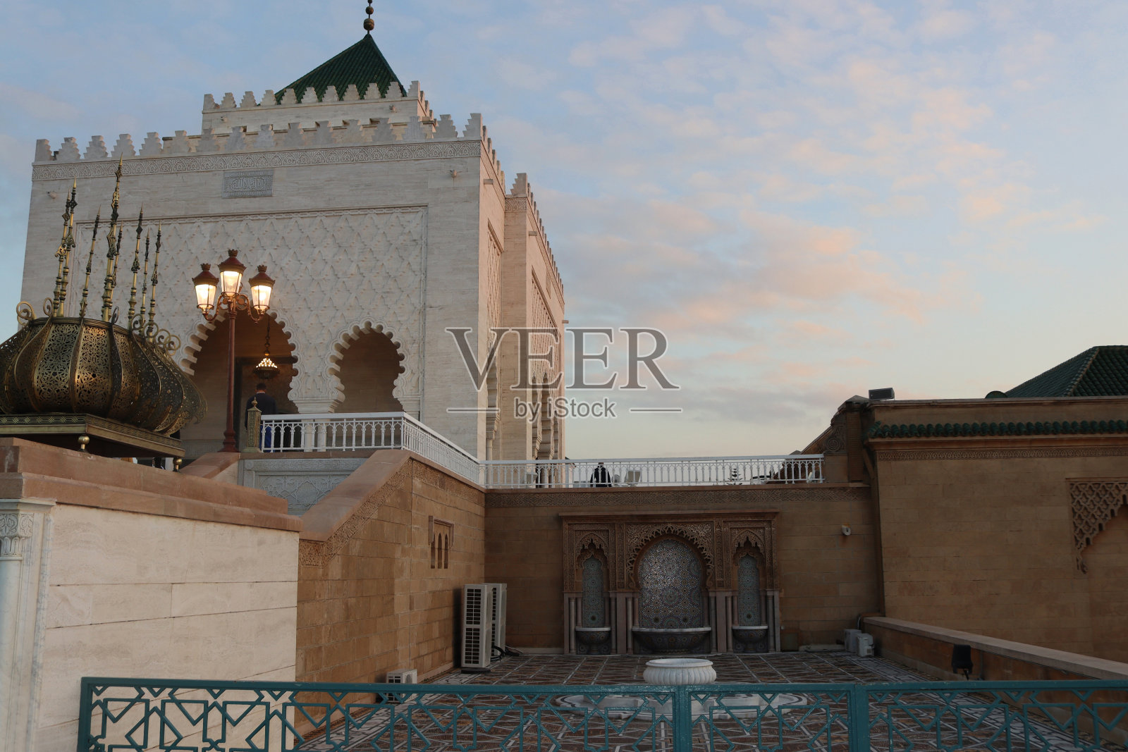 国王穆罕默德五世的陵墓，位于哈桑塔的对面。摩洛哥拉巴特的历史和旅游综合体。翻译过来就是:“除了安拉，没有上帝”。照片摄影图片