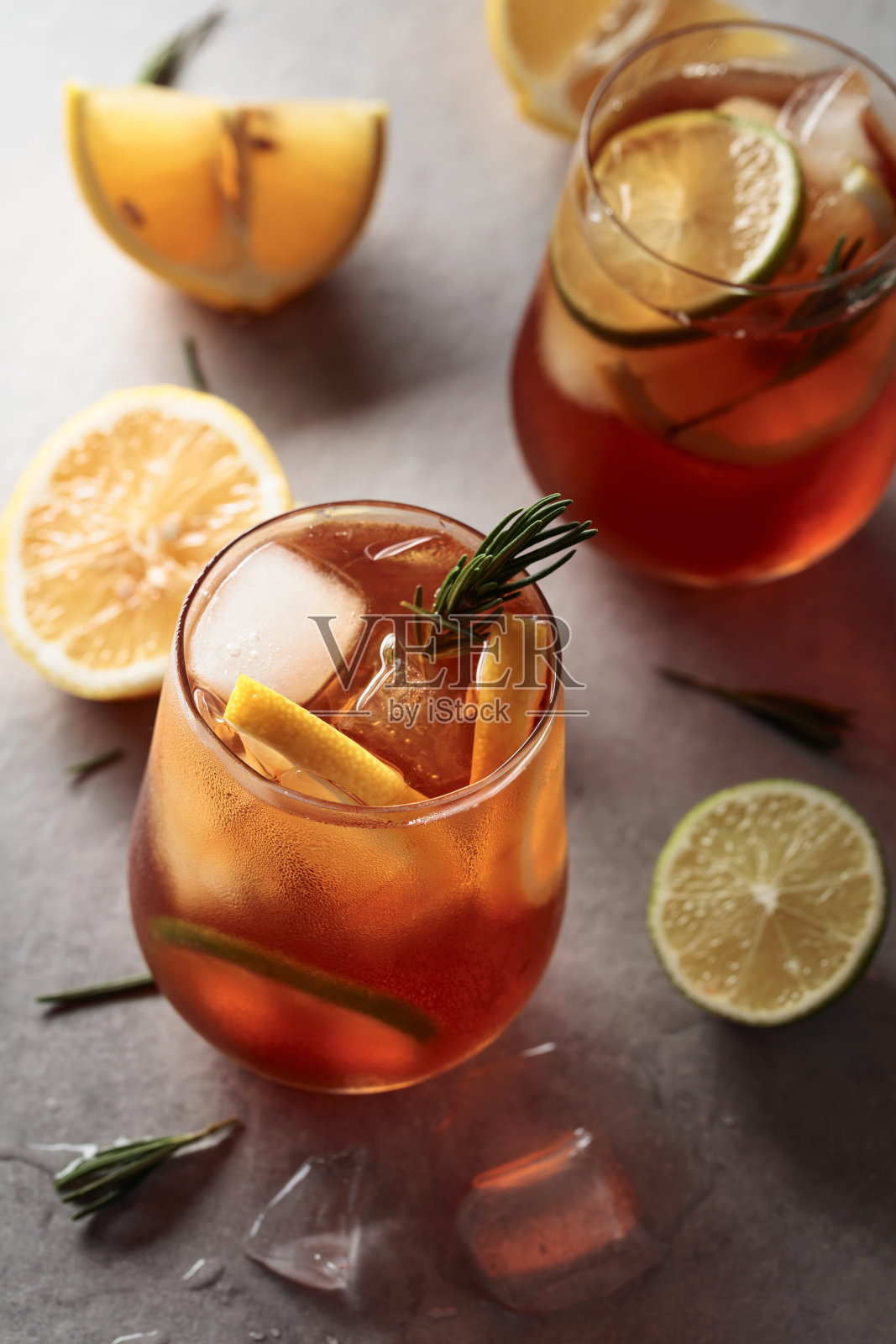 冷饮加柠檬、酸橙、冰块和迷迭香。照片摄影图片