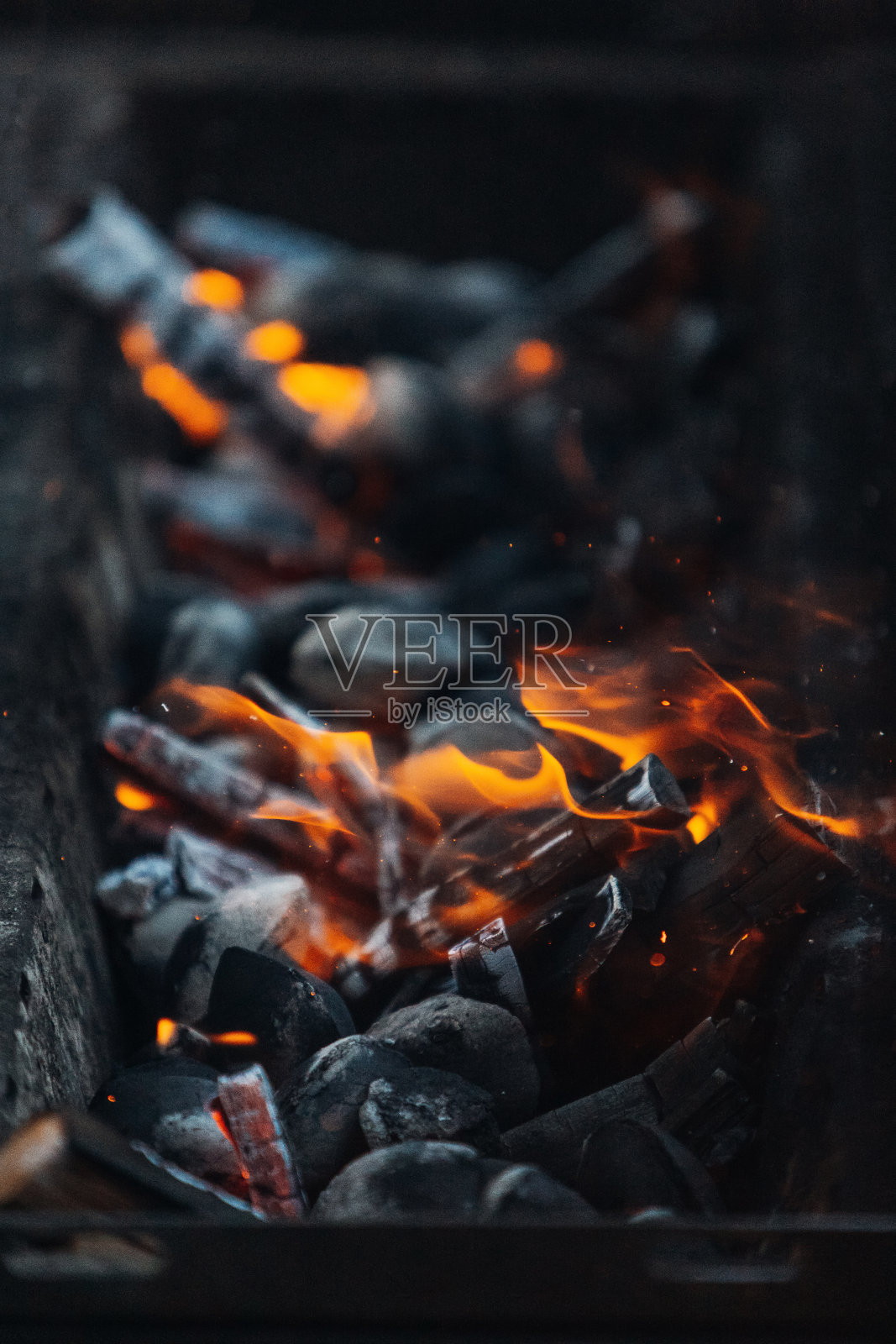 烹饪前在烤架上烧煤照片摄影图片