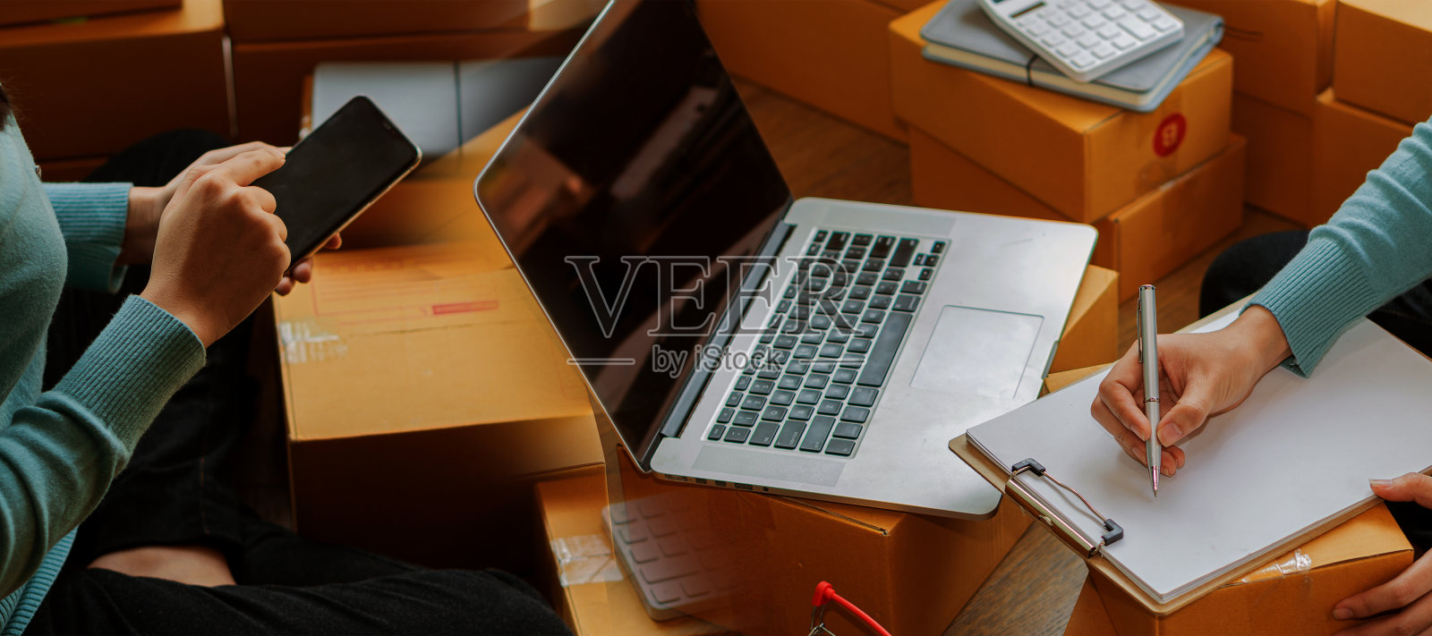 开创家庭盒子业务，在中小企业供应链上准备包裹，全渠道采购或网上销售的创意。照片摄影图片