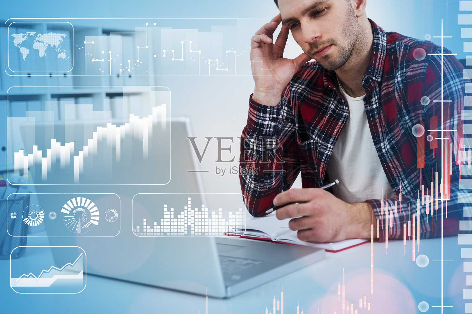 商人用笔记本和笔记本思考，图形变化和条形图照片摄影图片