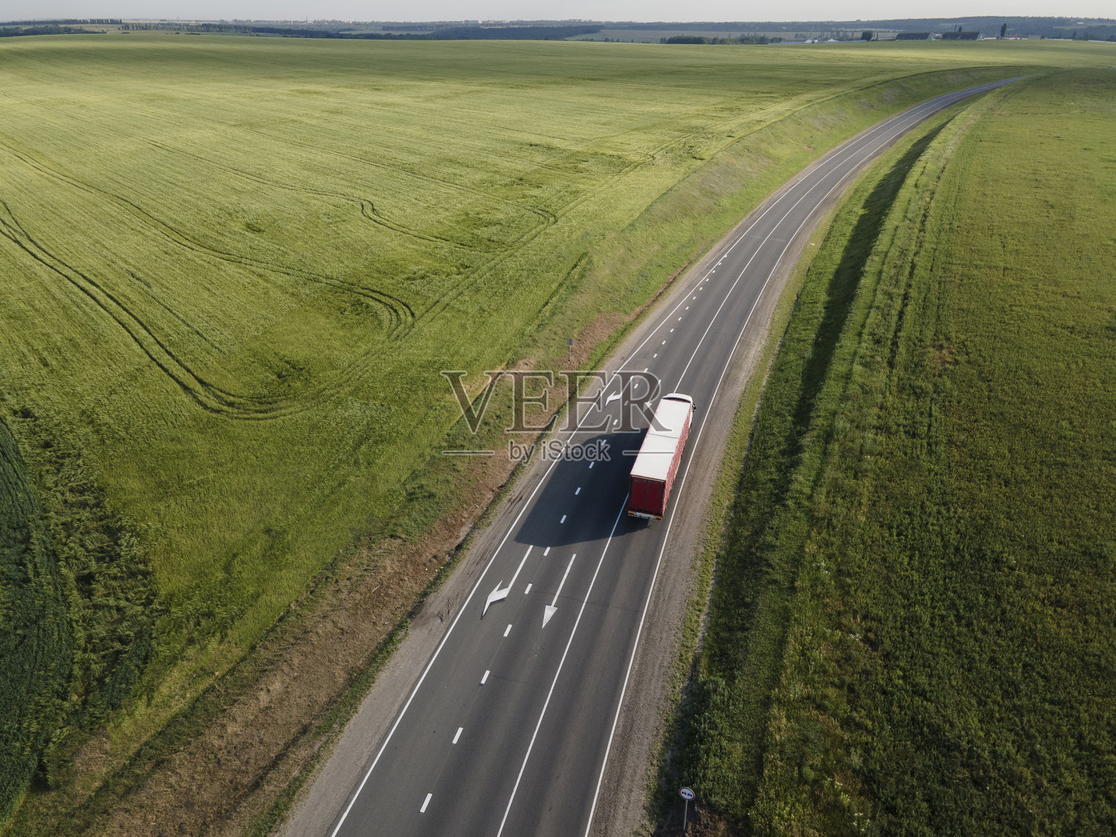 白色卡车与半挂车的方向行驶。空中俯视图照片摄影图片