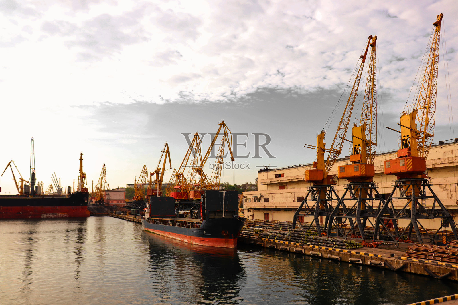 有很多起重机的海运码头。照片摄影图片