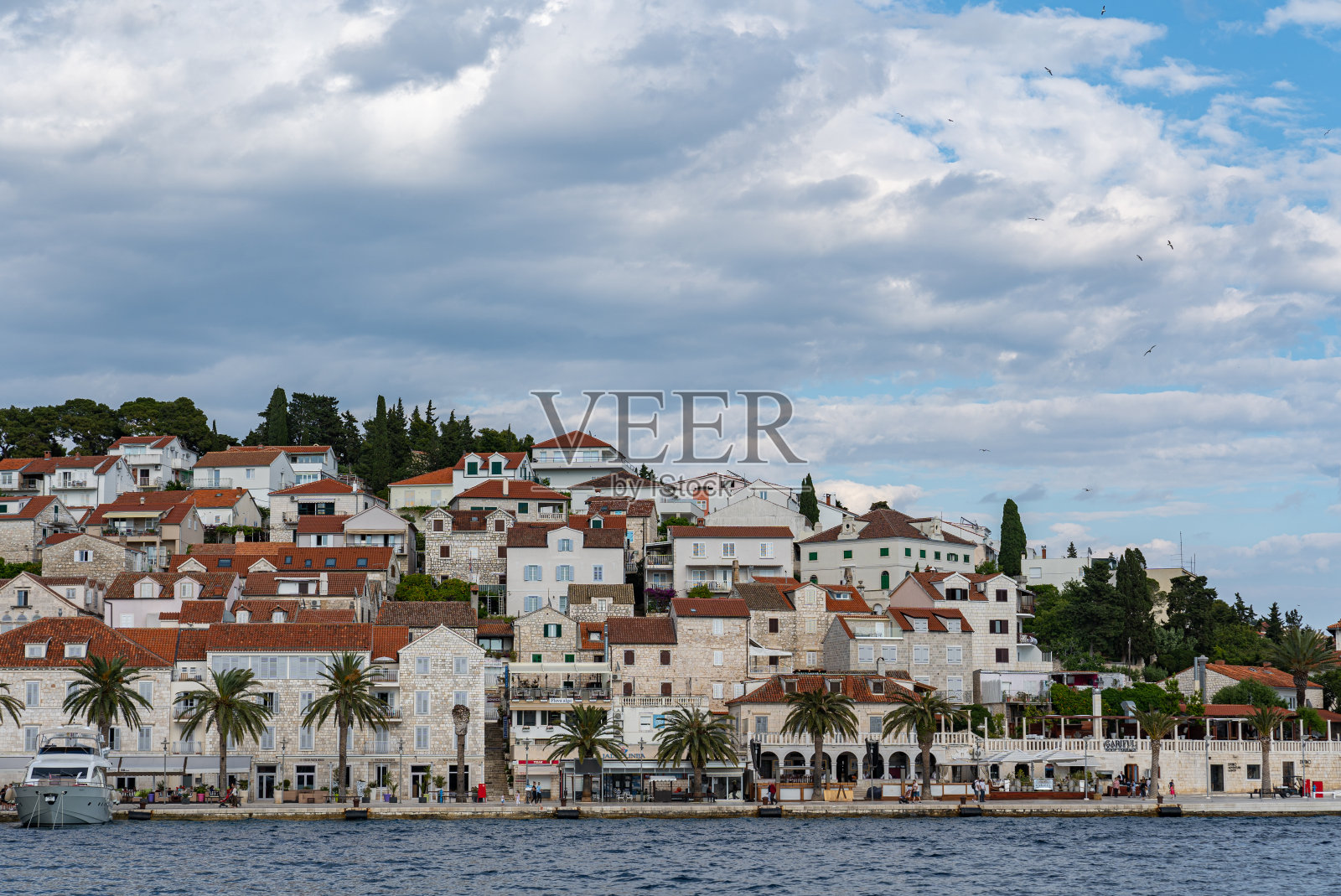 美丽的海滨小镇，有许多红色屋顶的白色房子照片摄影图片