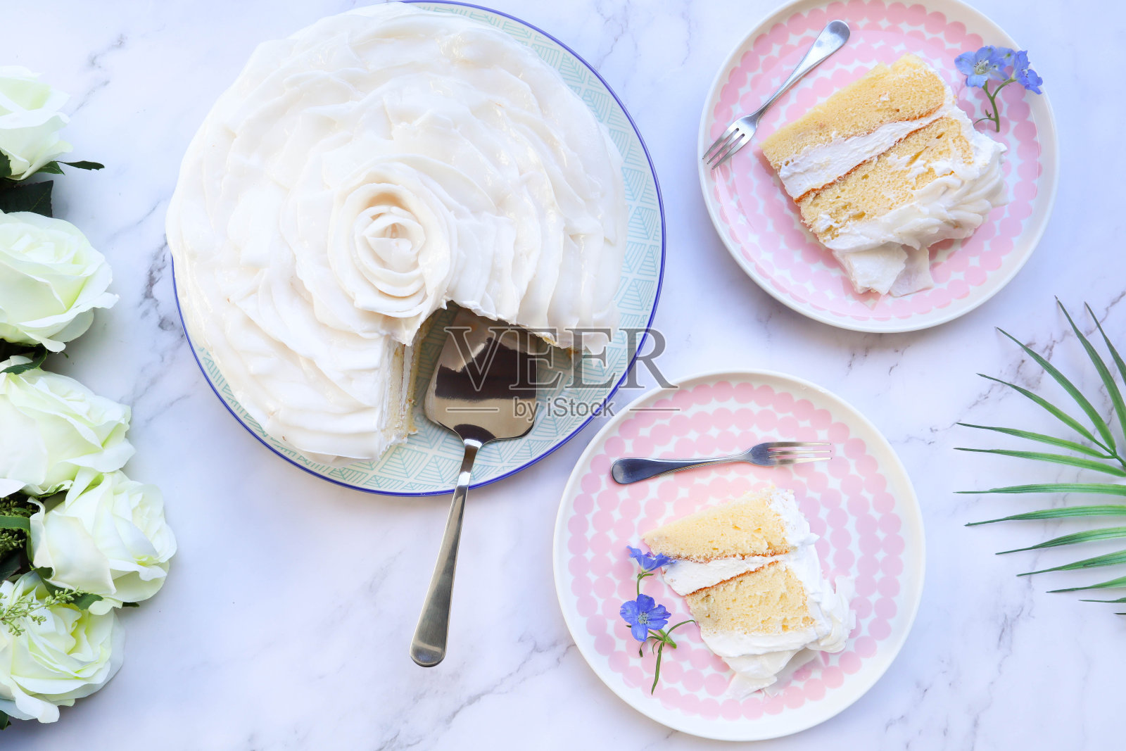 白玫瑰椰丝蛋糕-在可爱的粉红色盘子里平铺一块蛋糕(大理石桌上的甜蜜浪漫的蛋糕)照片摄影图片