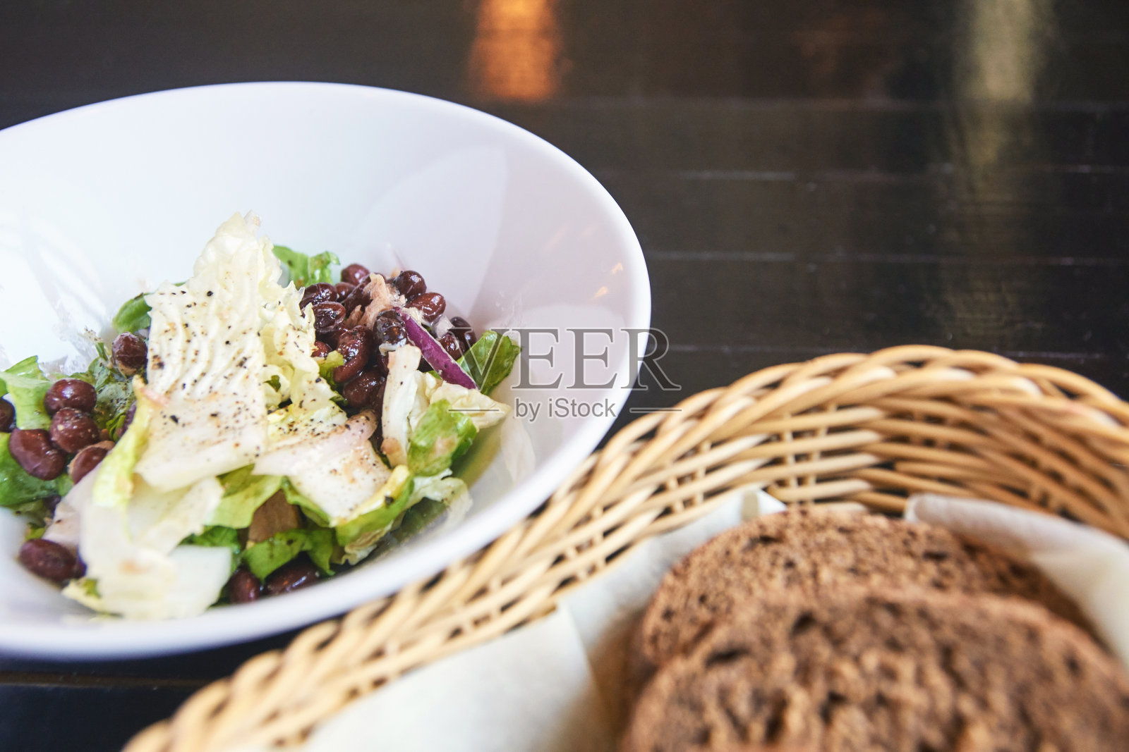 芸豆健康沙拉。黑暗的表。咖啡馆菜单照片摄影图片