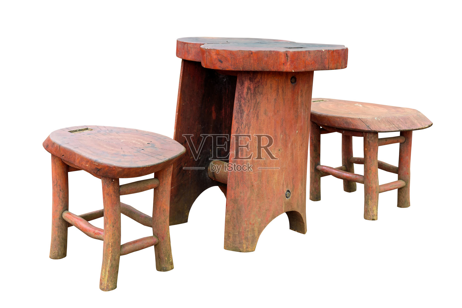 古老的花园桌子，白色的背景上有木制的长凳照片摄影图片