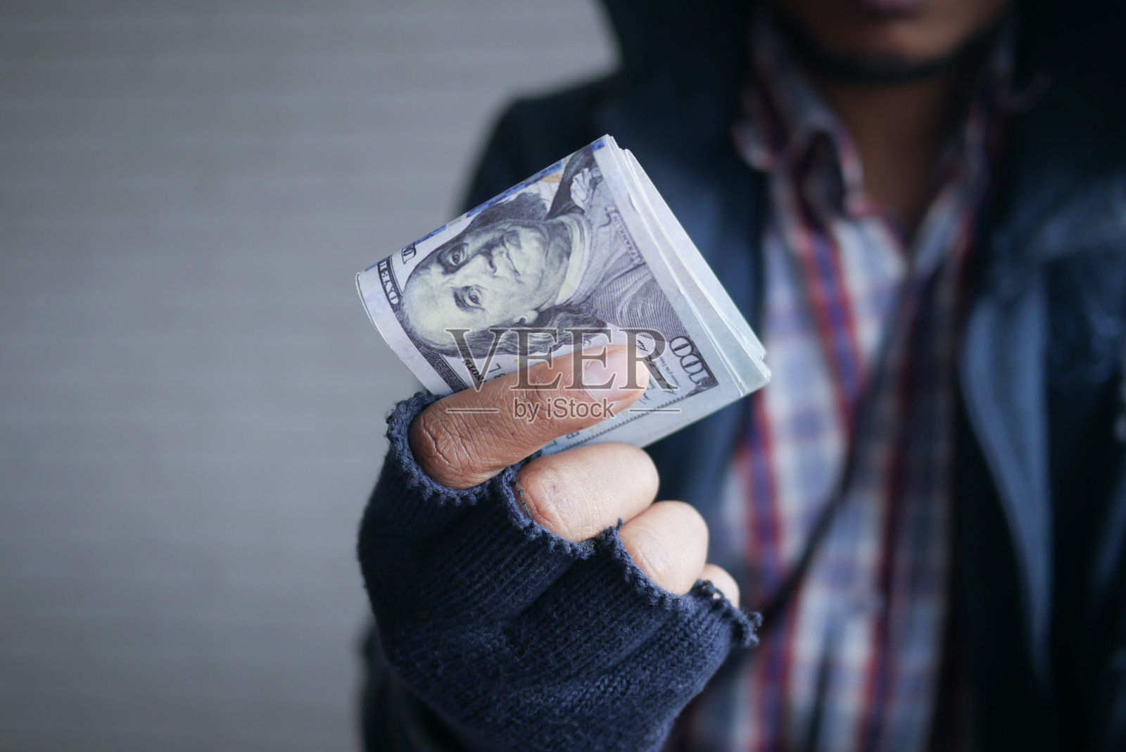 戴着手套的小偷近距离地数美元。照片摄影图片