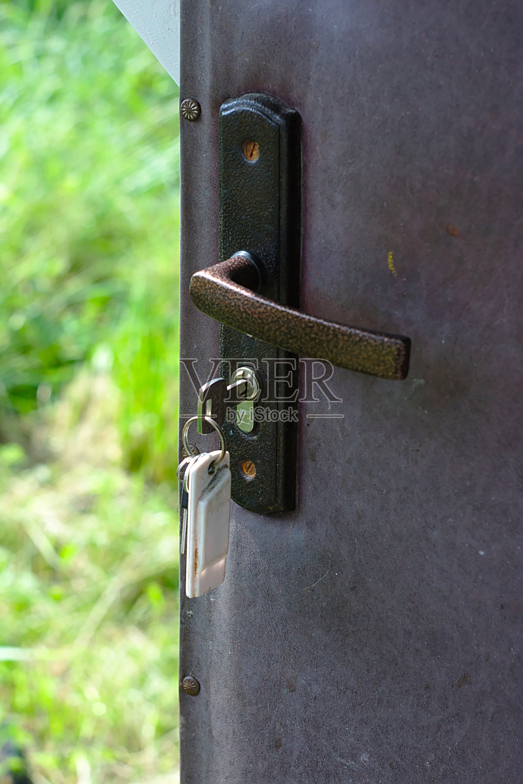 钥匙插在锁里的门照片摄影图片