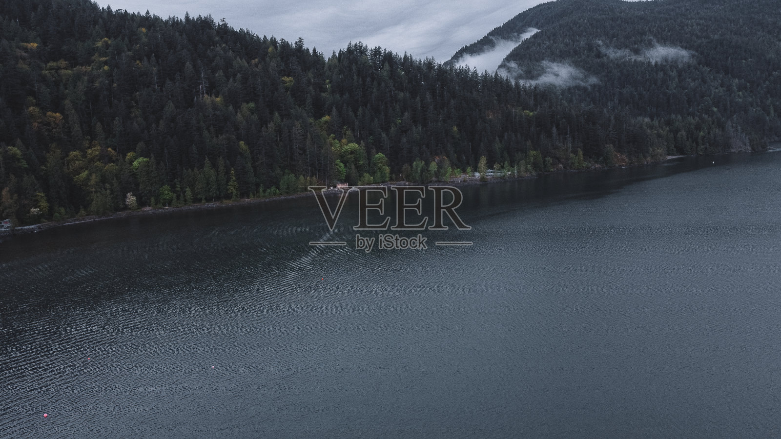 湖边的发电站照片摄影图片