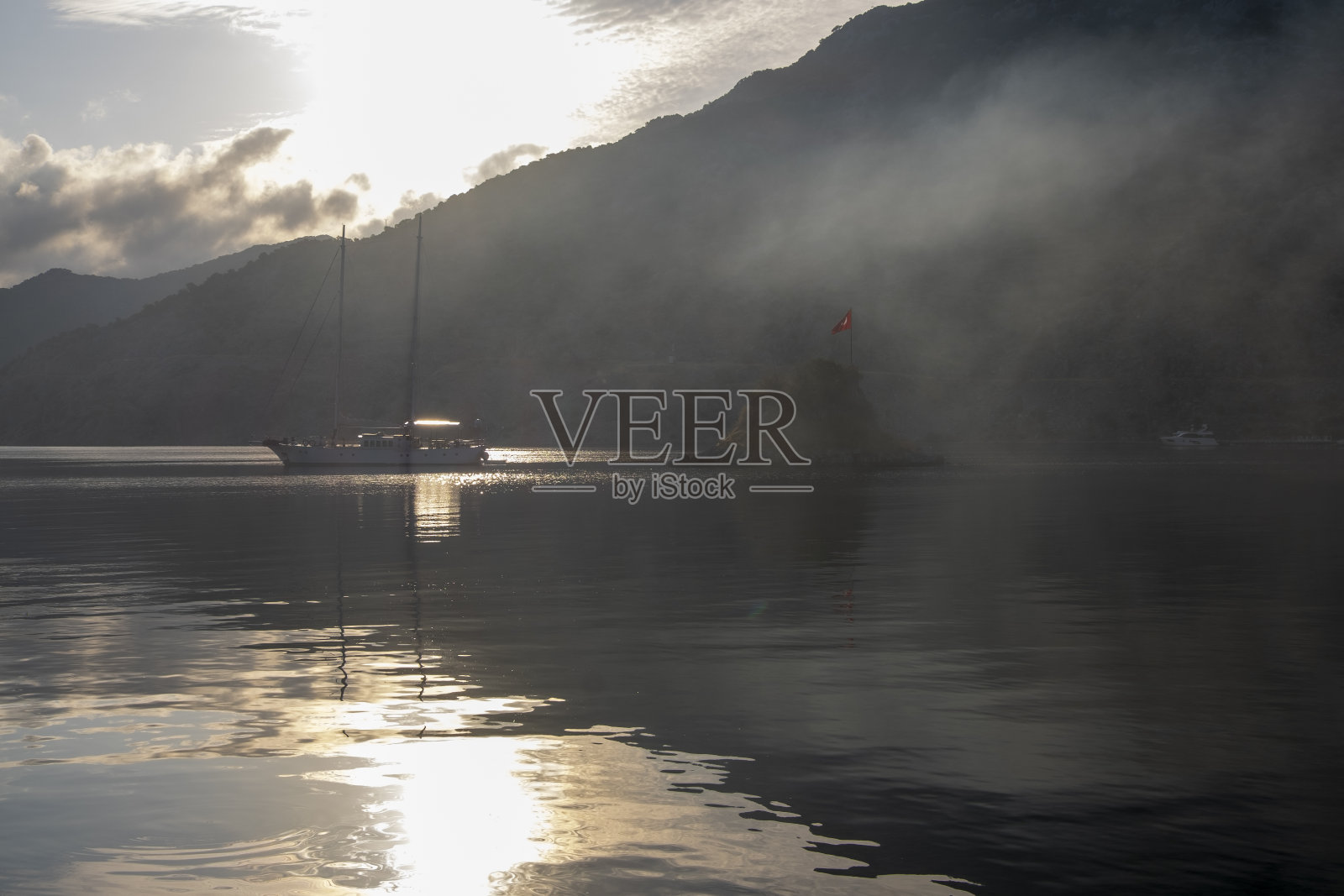 塞利米耶村举世闻名。它是一个美丽的度假中心，大大小小的游艇和船只停靠在这里。塞利米耶的远景。Mugla,土耳其。照片摄影图片