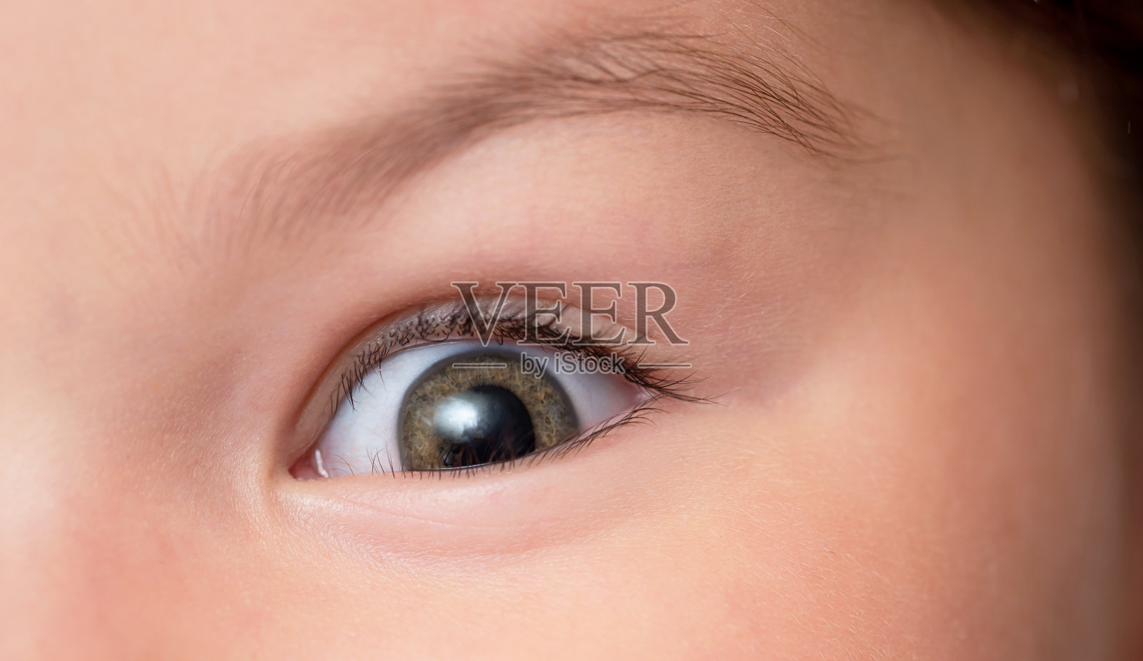 这孩子的棕色眼睛很近照片摄影图片