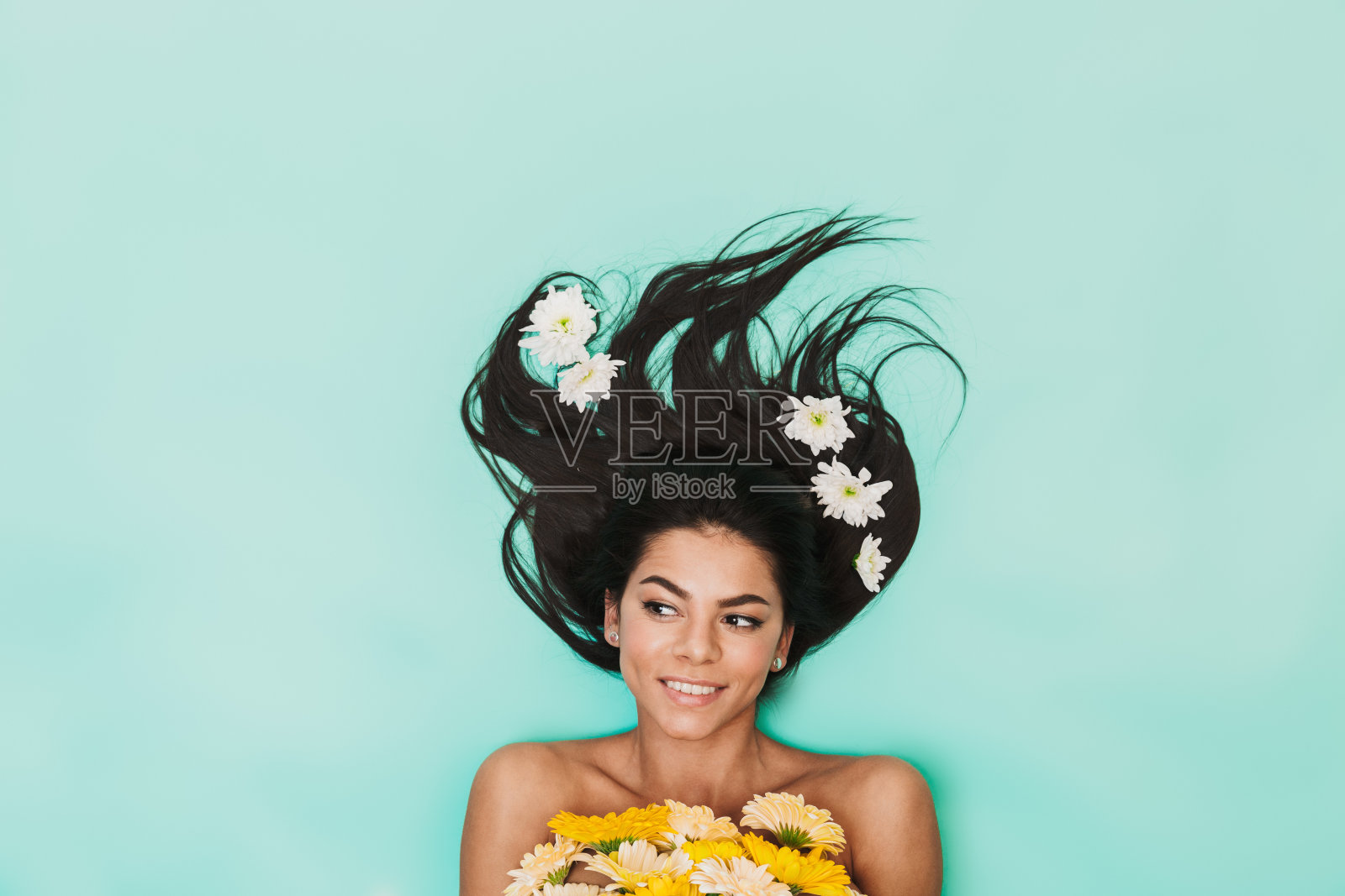 俯视图的一个美丽的年轻黑发女人照片摄影图片