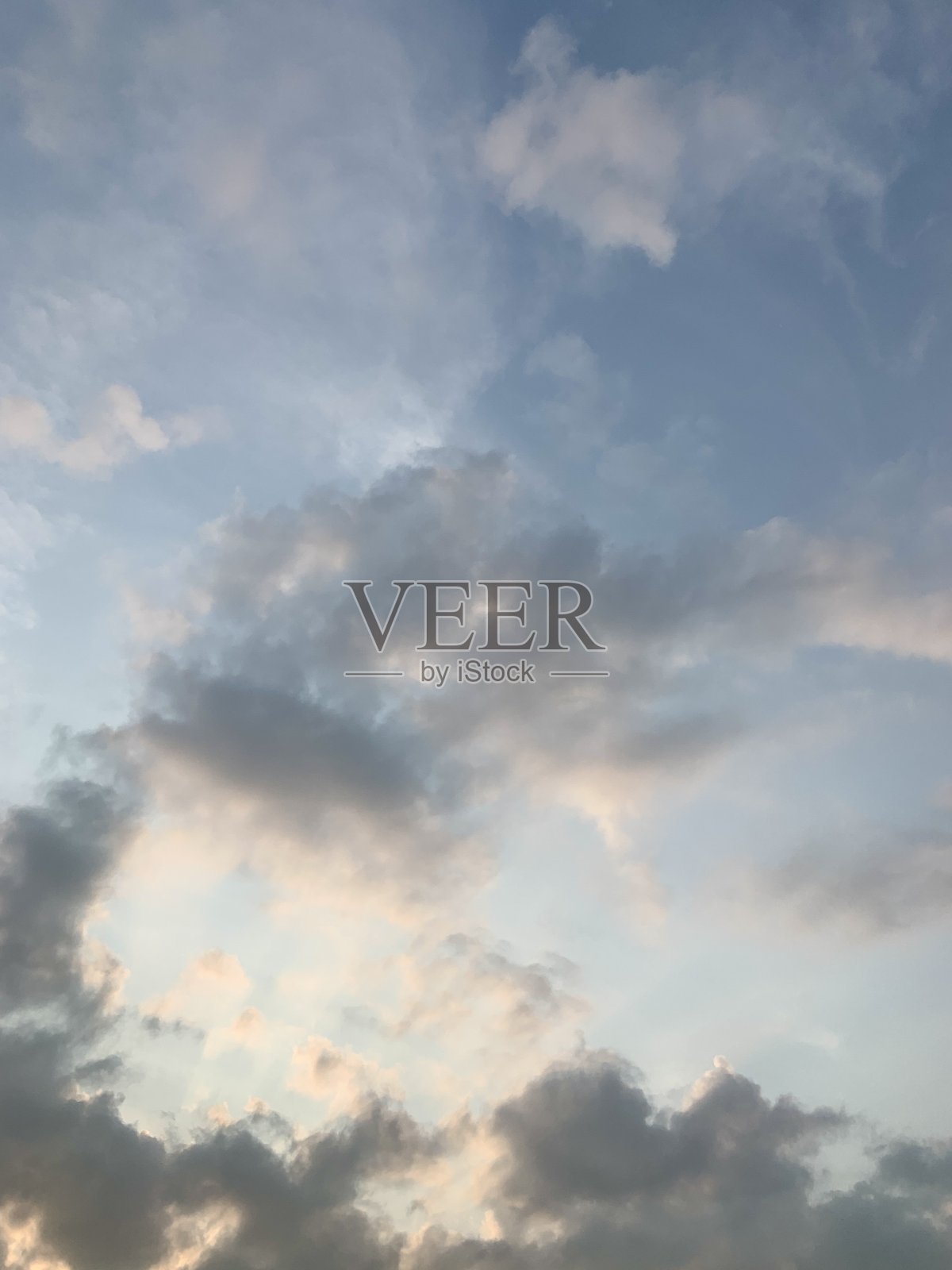 晨曦中的天空和云彩照片摄影图片