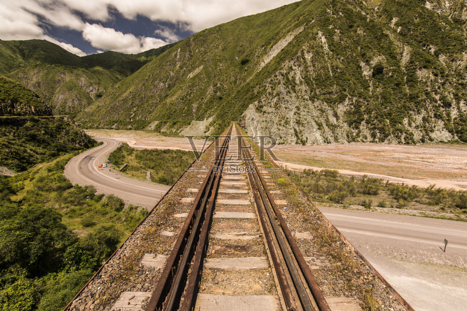 阿根廷萨尔塔山区公路上的火车桥。《云的火车》照片摄影图片