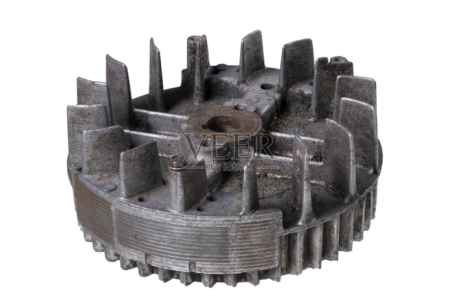 来自老式四冲程内燃机的磁电机。汽车修理厂用于修理的零配件孤立的背景。照片摄影图片