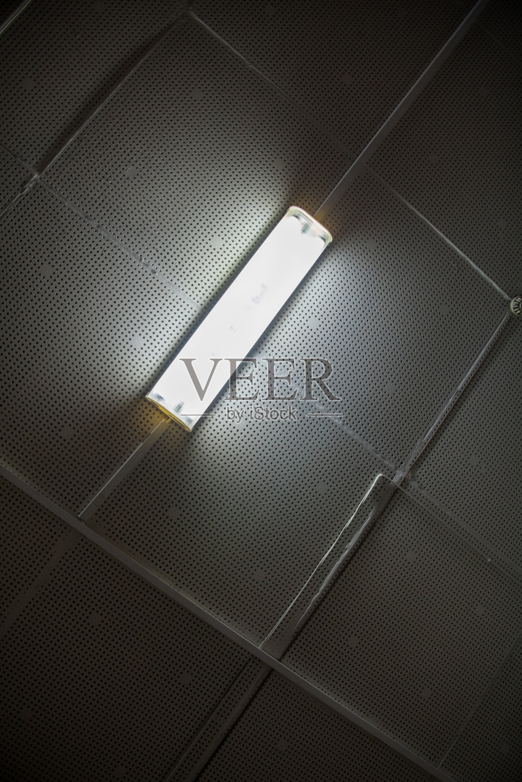 天花板上的灯。照片摄影图片