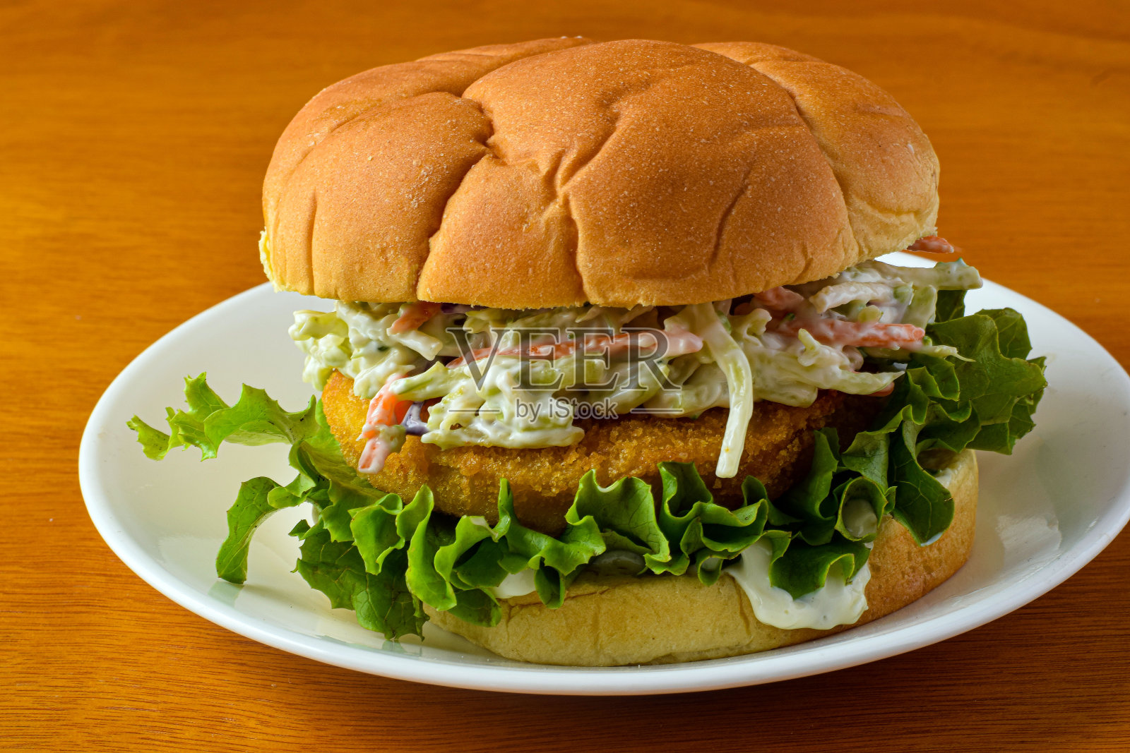 鸡肉馅饼三明治顶部配卷心菜沙拉照片摄影图片