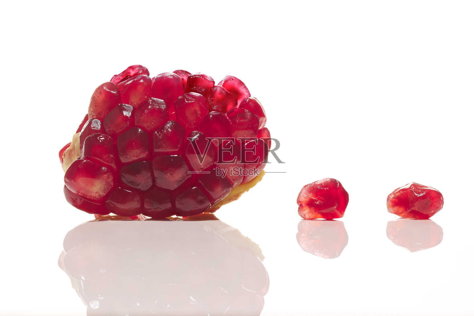 鲜嫩多汁的石榴子在白色的背景上照片摄影图片