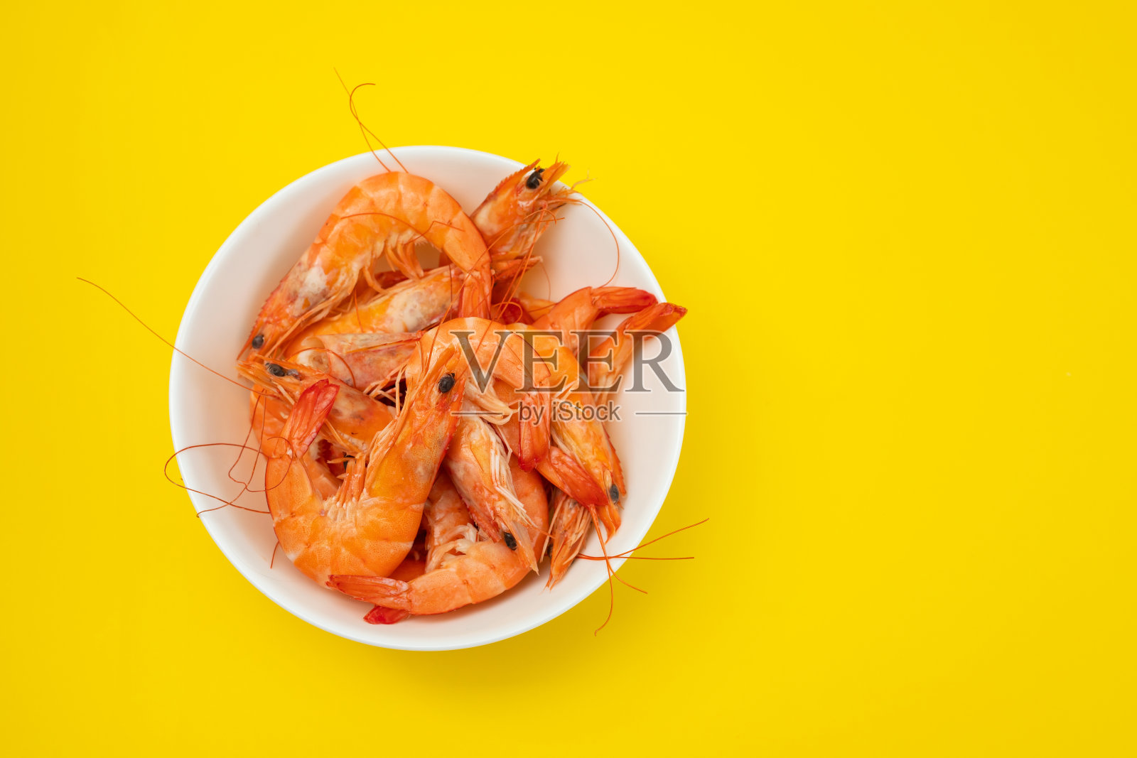 鲜鲜美味的虾在小白碗里煮照片摄影图片