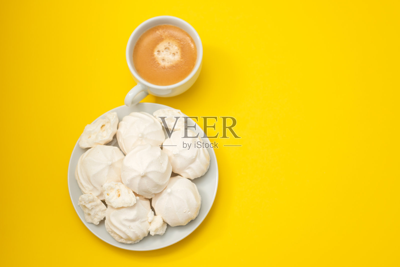 一杯加了蛋白糖霜的咖啡照片摄影图片